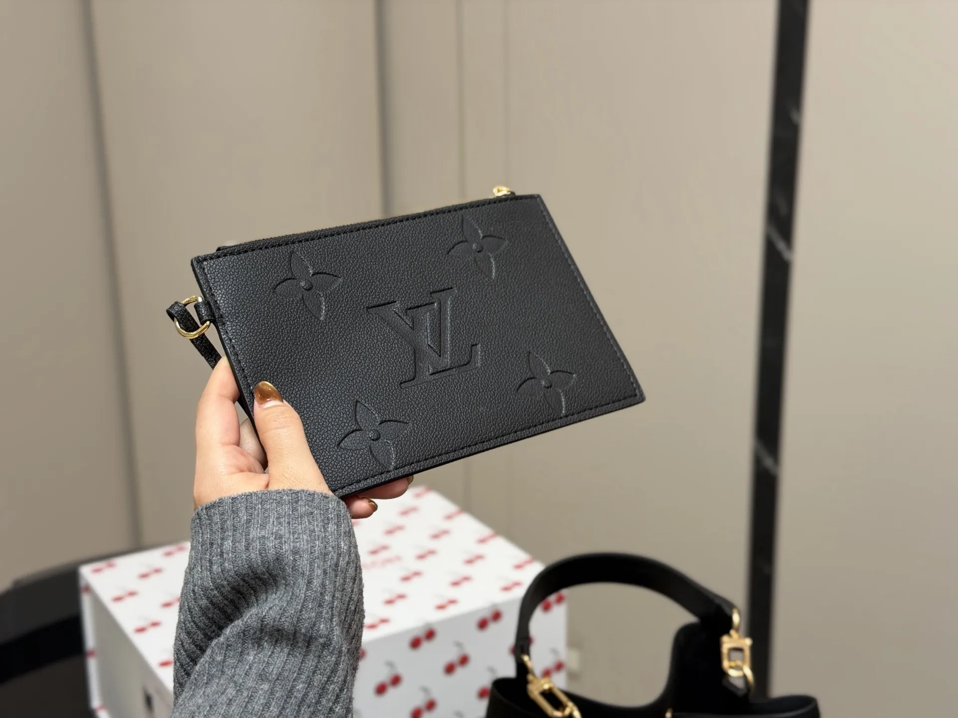 &yen;205 配折叠盒 好品质 日常最推荐 Lv 原单 水桶包 此款水桶质感软 尺寸：26cm 斜挎/单肩更舒服 搜索🔍Lv 水桶包