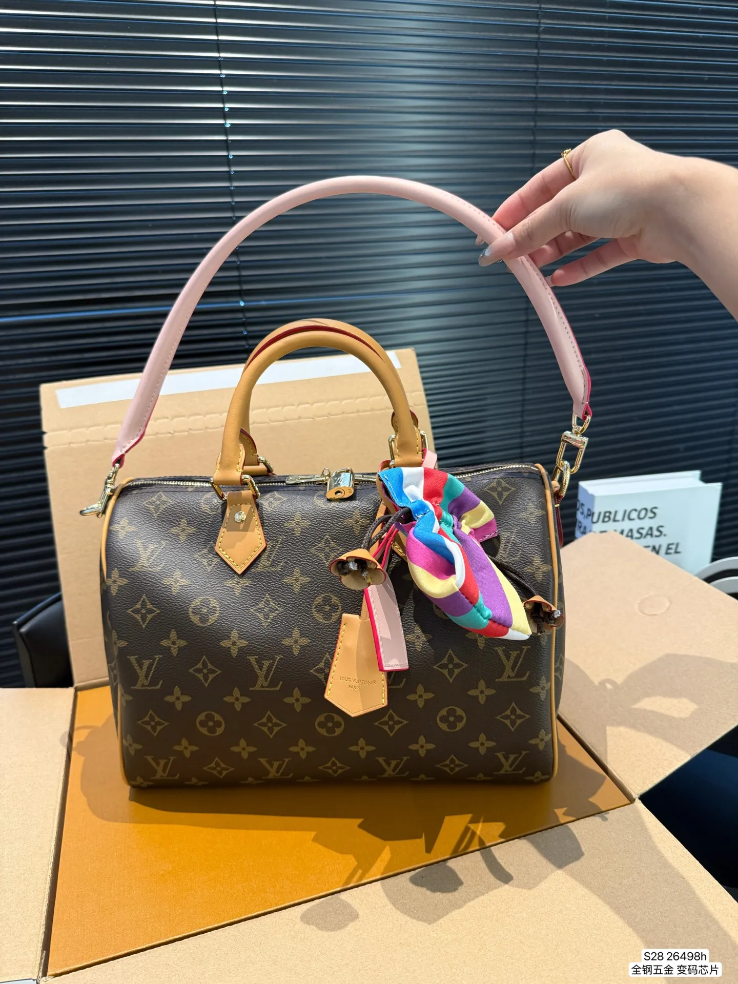 P190 配飞机盒折叠盒 全钢五金 变码芯片 Lv X Nigo Keepall 30.枕头包 手袋是一款理想的都市手袋。 标志性的造型与经典的 Monogram 帆布,加之多种携带方式和奢华的天然牛皮饰边为该包平添一份时尚前卫之感。尺寸:30 21货号26498