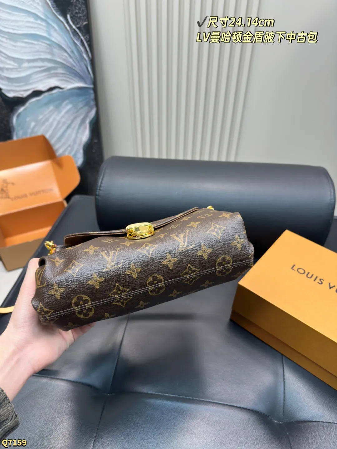 💰155配全套礼盒 尺寸24.14cm LV曼哈顿金盾腋下中古包 大金扣占据了主视觉, 搭配老花凸显质感又相当时髦, 简单随性超适合夏天! 真是绝美的一只vintage !