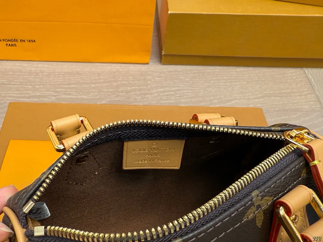 原版复刻¥160飞机盒 重金钢五金 专柜同步163变码芯片 新版可拆卸肩带 LV nano Speedy枕头包 经典系列 时尚百搭 独特的艺术气息 颜值高 日常出街首选 尺寸16×10×7.5