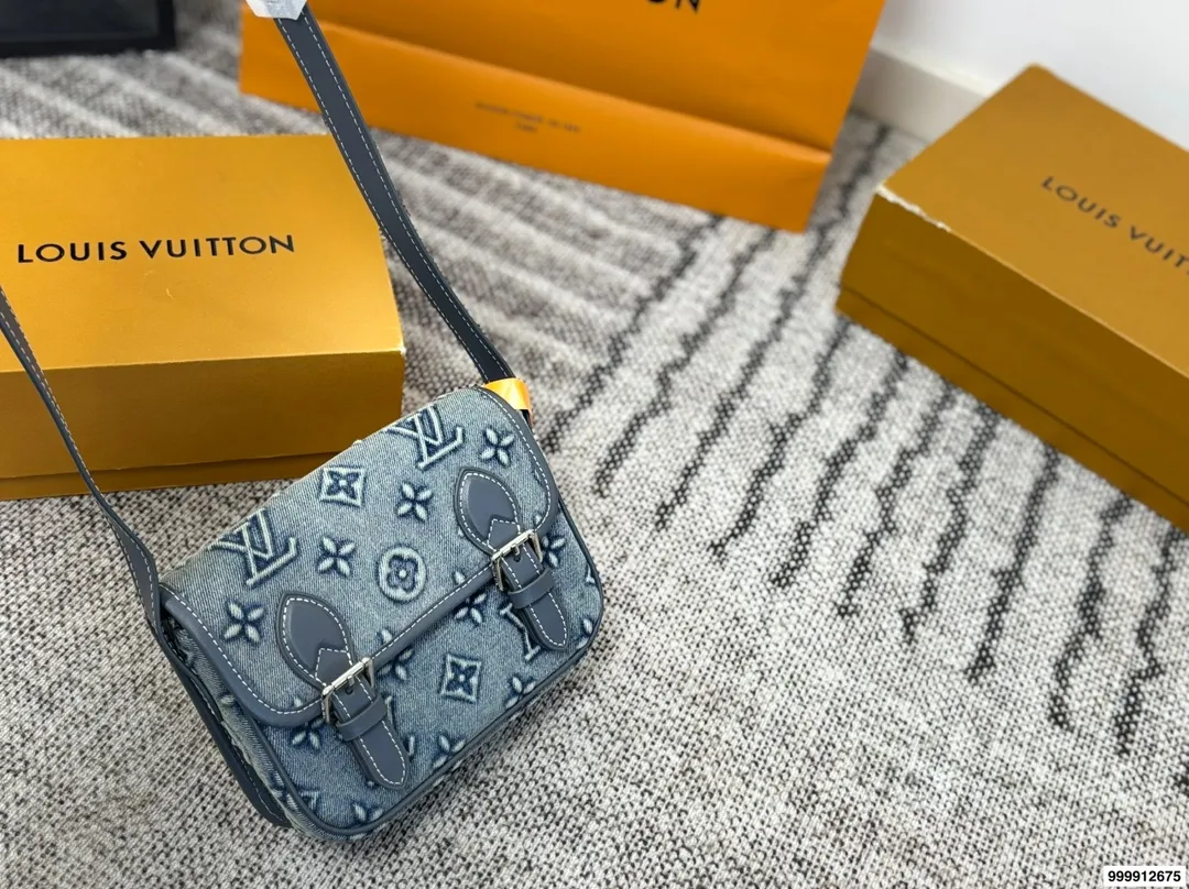 P185⚠️尺寸19*14 LV Mini Satchel牛仔邮差包 复古感满满！小巧精致，日常手机、钥匙、粉饼都能装下。肩带偏短，单肩or斜挎都OK，学院风、休闲风都能搭。磁吸扣设计，开合方便又安全，实用又时髦，是LV男款里超受欢迎的中性包款之一！