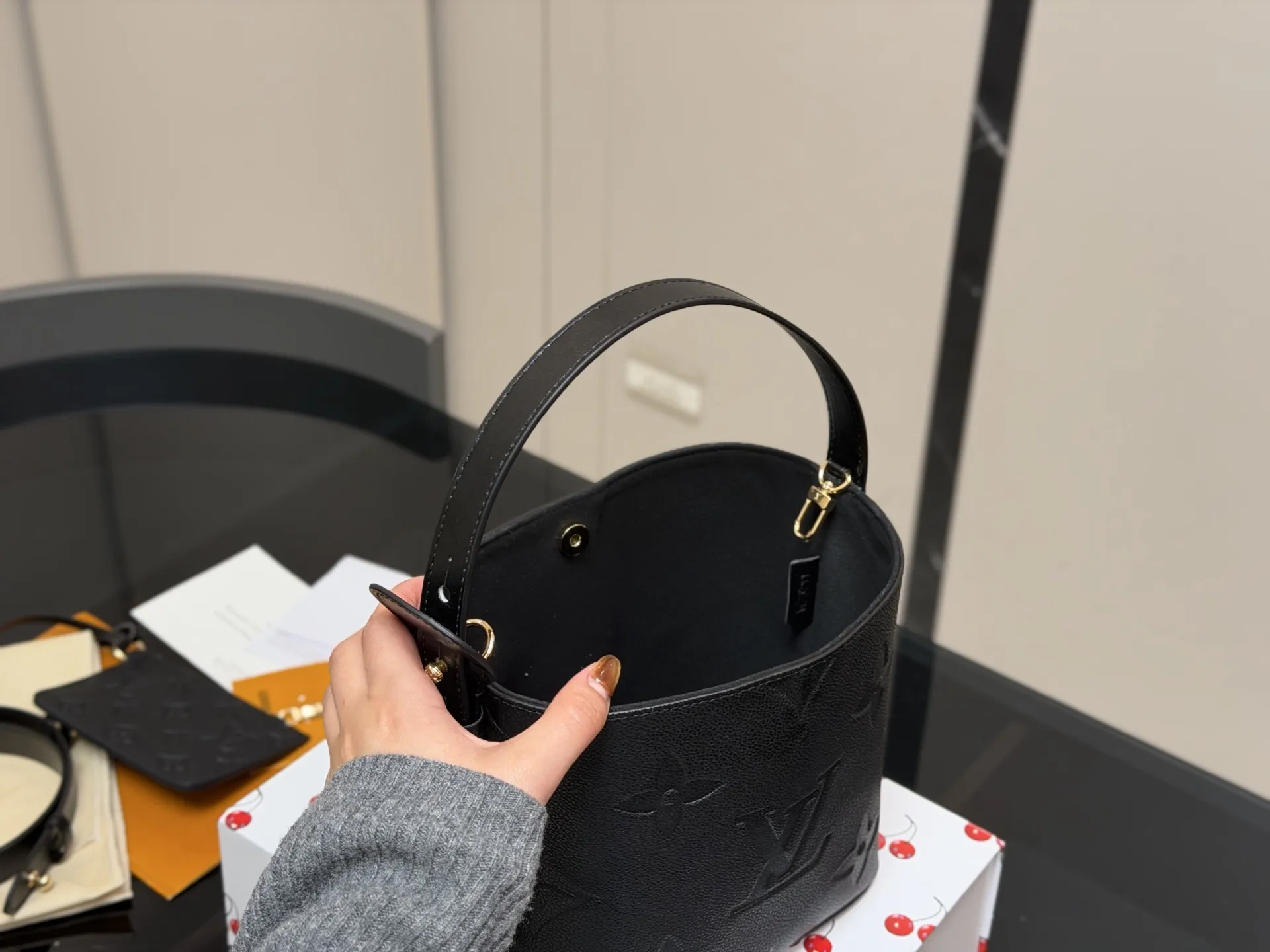 &yen;185 配折叠盒 LV中古包又一位当红炸子鸡来咯!! 一只看似中古中矩却又有点标新立异的包。 水桶包 尺寸:18.17cm