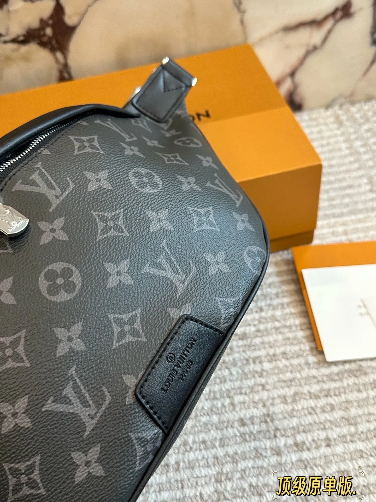 p175 原版牛皮 Lv胸包送男朋友专属酷酷酷! 此款Discovery腰包由Monogram Eclipse帆布制成,兼具休闲时尚气质与现代功能性。造型符合人体工学原理,并配有可调节的包带,既可环于腰间,也可肩背或随性地挂在胸前。正面和背面配有拉链口袋,方便存取 手机、卡片和钥匙。47.0 x 20.0 x 9.0 cm