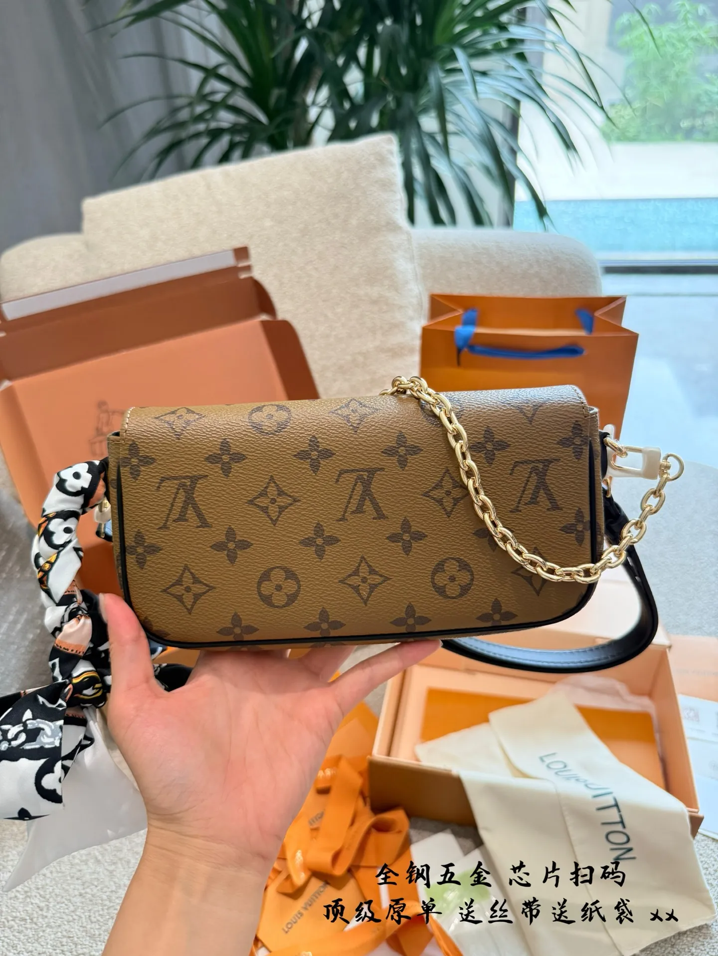 p245 升级版 全钢五金 WALLET ON CHAIN IVY手袋 专柜¥104,200 Lv新款ivy 5月8号.上市啦 全新配色腋下包ivy重出江湖 采用反转色的包盖设计搭配黑色的肩带 升级后的ivy没有了vivien 黄色牛皮 对比老花植糅革配色,更加的耐造和使用哦~❷