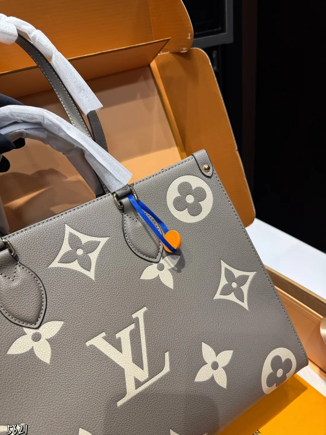 ❤️p195（折叠礼盒）❤️ LV Onthego 35cm 压字 丛林包时尚托特包 大象灰Lv A/B面喷绘 onthego妈咪袋 性价比之王这是一款超赞的包型，灵感来自于恶搞Lv的街头品牌，曾经的曾经，Louis VI litton永远不会走下神坛，非常值得入的一季，超大购物袋，不容易变形 而且大Logo的设计超级好看。除了手拎以外，还非常贴心的加了中长的肩挎的肩带，可以说是非常赞了，秒杀市场一切低端货上身真的很有气质！尺寸35cm
