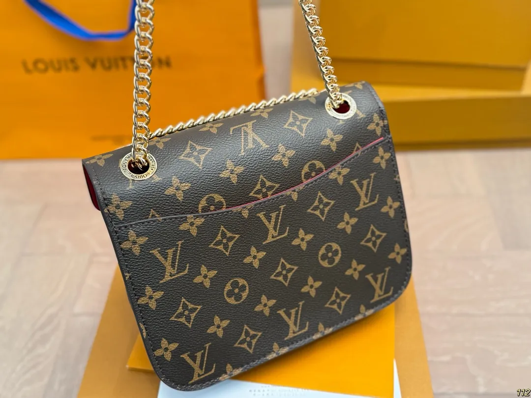 原版复刻&yen;185飞机盒 重金钢五金变码芯片 lv passy 斜挎包腋下包 可以说🔥的不能再🔥了 大小非常合适呦！ 造型也很特别 颜值与实用兼备！ 尺寸：22 16