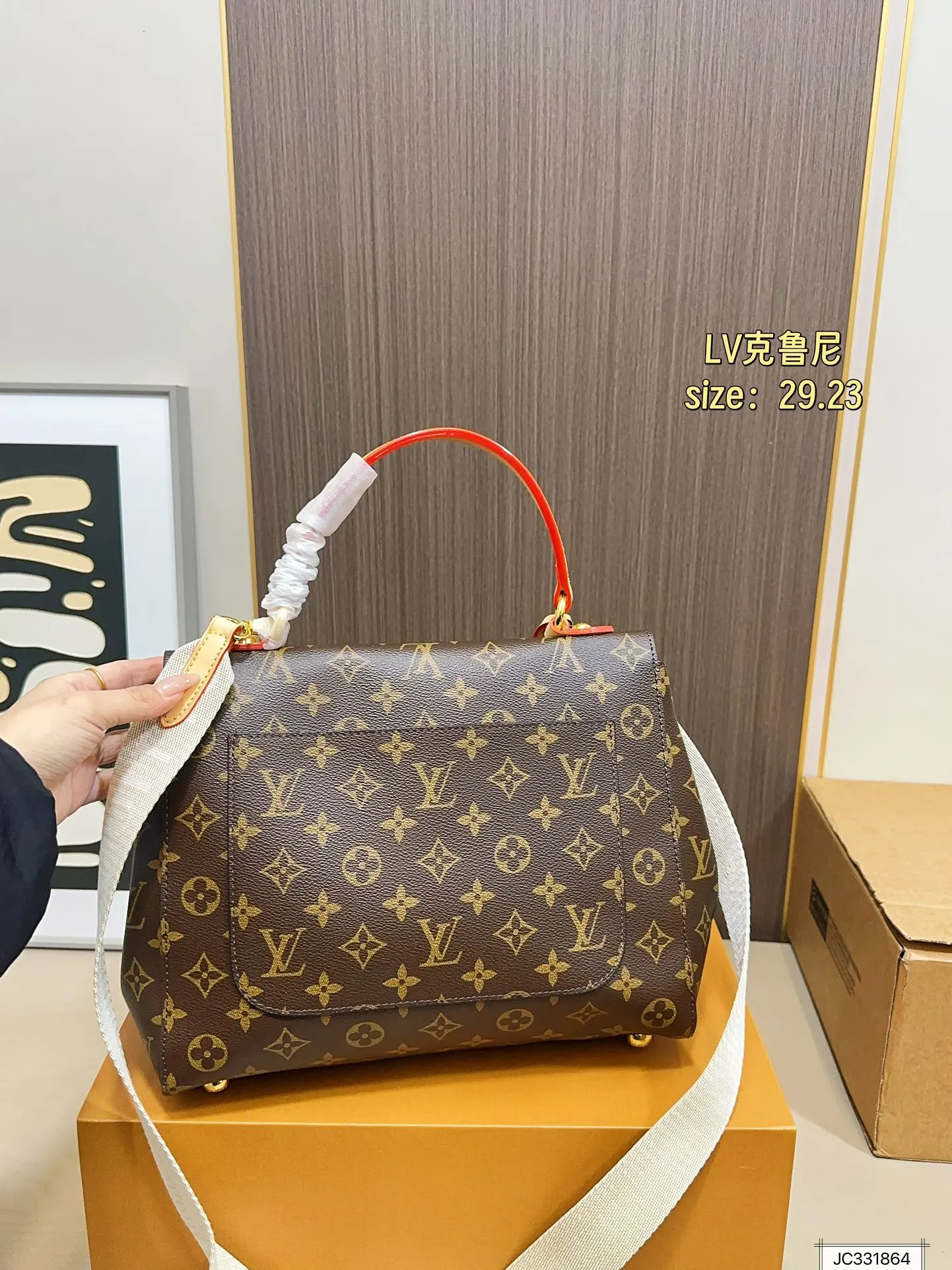 💰180 配飞机盒折叠盒Lv CLUNY 很经典耐看。其中就有它—-CLUNY。如果你想入手一款商务,正式的包包,那么克鲁尼就可以入手啦~从实用感上来说 cluny bb会使用频率高一些。尺寸:29 23