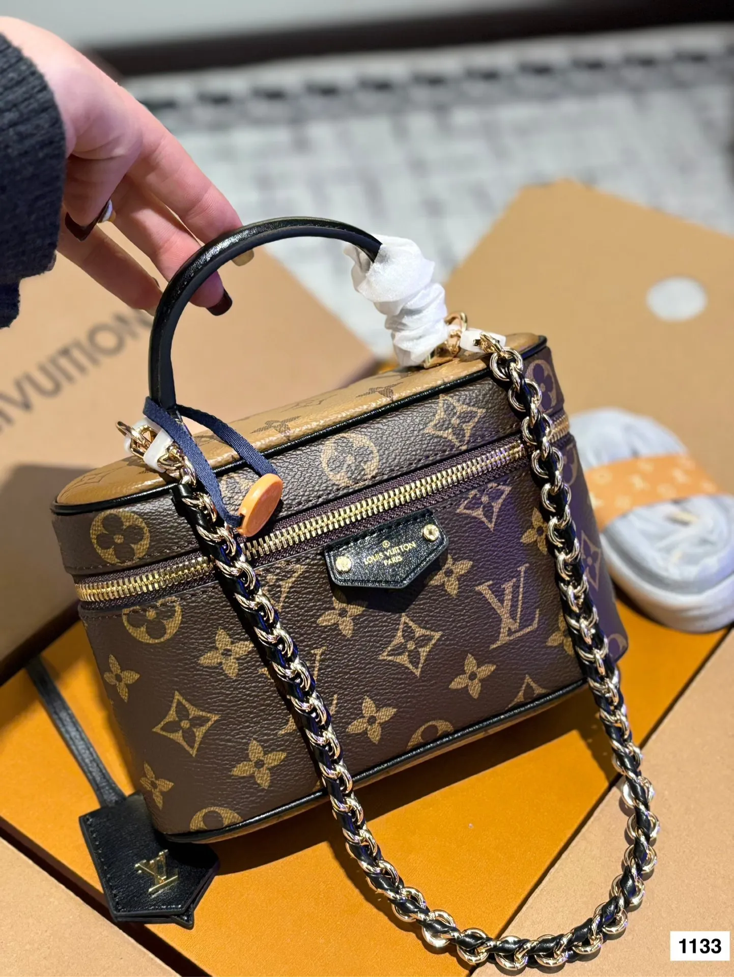 P175 配礼盒🎁复刻版 L家 新品化妆包 真的是太好看了!很小巧精致,放遥遥领先宽度刚刚好,再大一点的手机应该也可以,太适合春夏了!老花搭什么衣服都好看!好看好看好看!喜欢的姐妹真的不用迟疑 尺寸19*12c