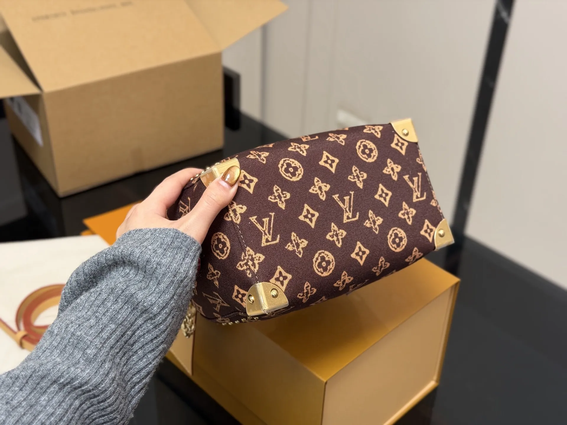 &yen;225 配折叠盒飞机盒 LV铆钉枕头包 简单百搭 颜值高 日常出街首选 潮酷时尚女孩必入款 尺寸:20.14cm