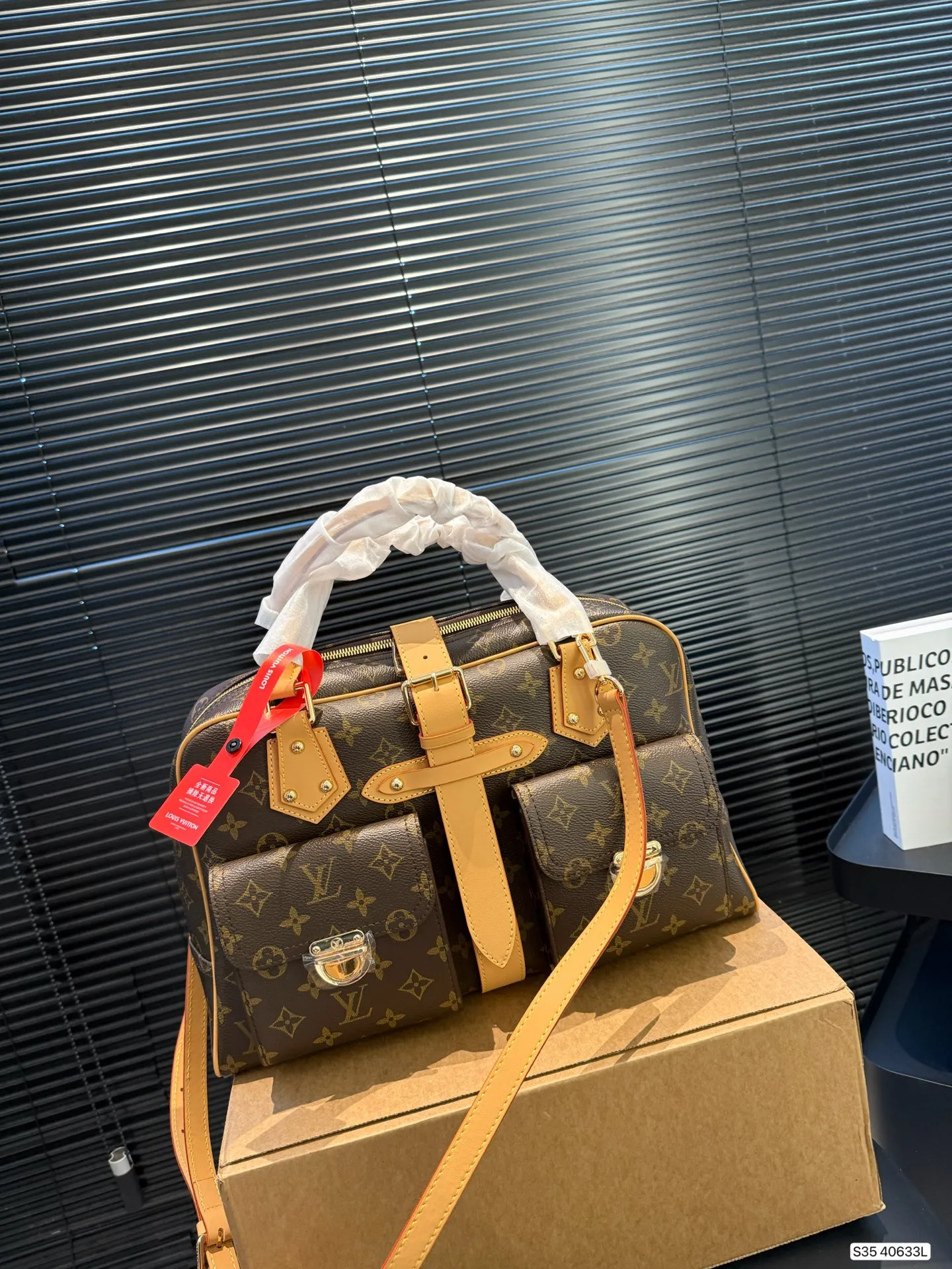 P225 配盒子 LV曼哈顿手提包:藏着时光质感的炸街伙伴 LV曼哈顿手提包,是经典与实用的完美共生。 利落的矩形轮廓勾勒出高级感,标志性Monogram涂层帆布耐造耐看,中古款更沉淀出独特包浆光泽。 尺寸38 35 货号40633