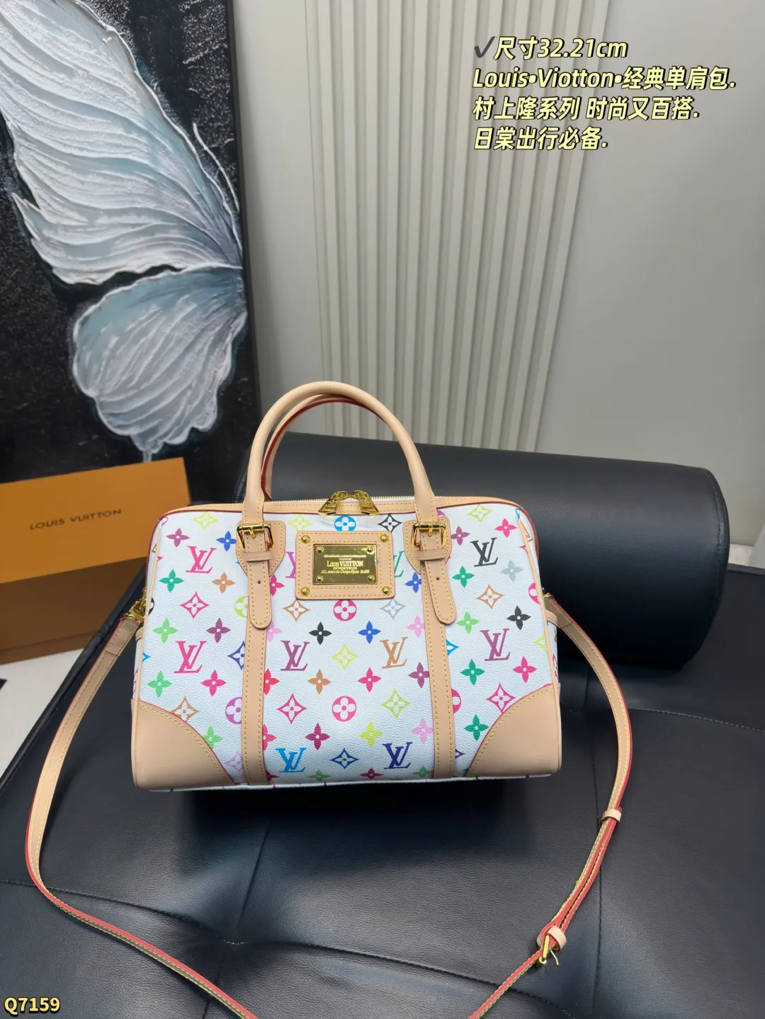 💰205配折叠盒 尺寸32.21cm Louis&bull;Viotton&bull;村上隆系列单肩包. 时尚又百搭.日棠出行必备. 最热门旅行袋！每个明星网红人手一个的节奏！特点是容量巨大！材质也是今年大热的流行元素 简洁的设计可以搭配任何颜色的服装造型！关键实用性极好！无敌性价比超高！