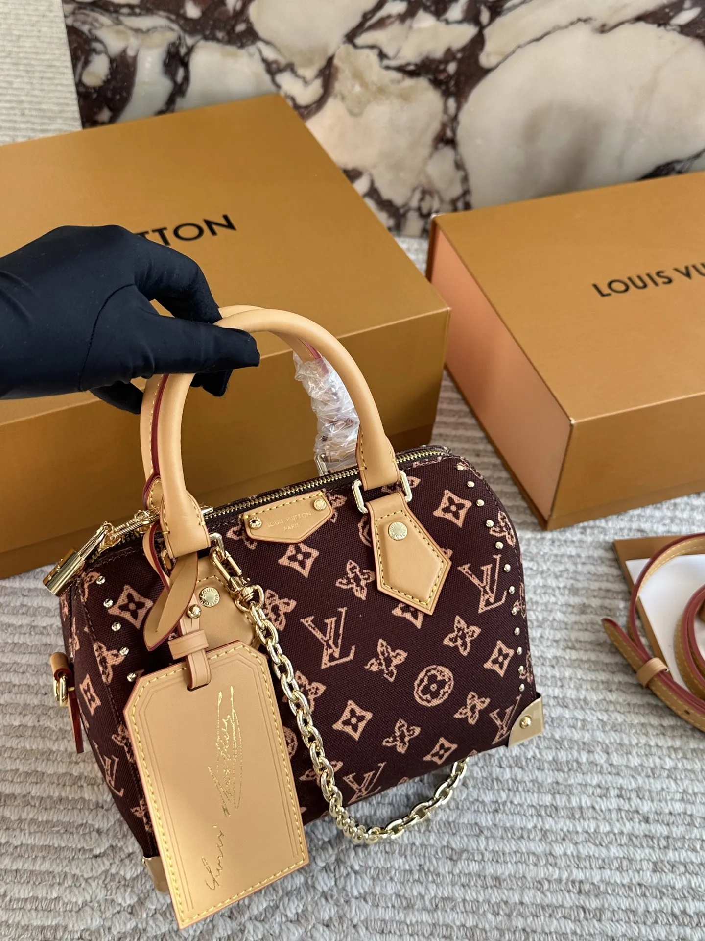 复刻版 ¥225 Lv 小枕头包 原单密封包装‼‼对NANO SPEEDY尺寸相当小巧 所以搭配中尽显时尚靓丽迷人气质,但是携带轻盈,轻轻松松搭一款NANO SPEEDY出门,它不仅适合休闲打扮,同样适合运动、旅行、参加party时使用哟,小身材的迷你包就是这么任性20*14cm 全套礼盒🎁