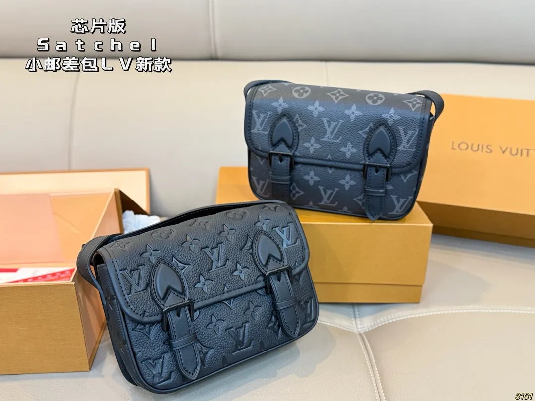 印花¥200压花¥220芯片版 Satchel小邮差包 LV新款邮差包 日常休闲搭配的理想选择~ 实用又百搭,大大的空间 非常适合放随身物品~ 面料耐磨耐刮蹭~ 尺寸19 14