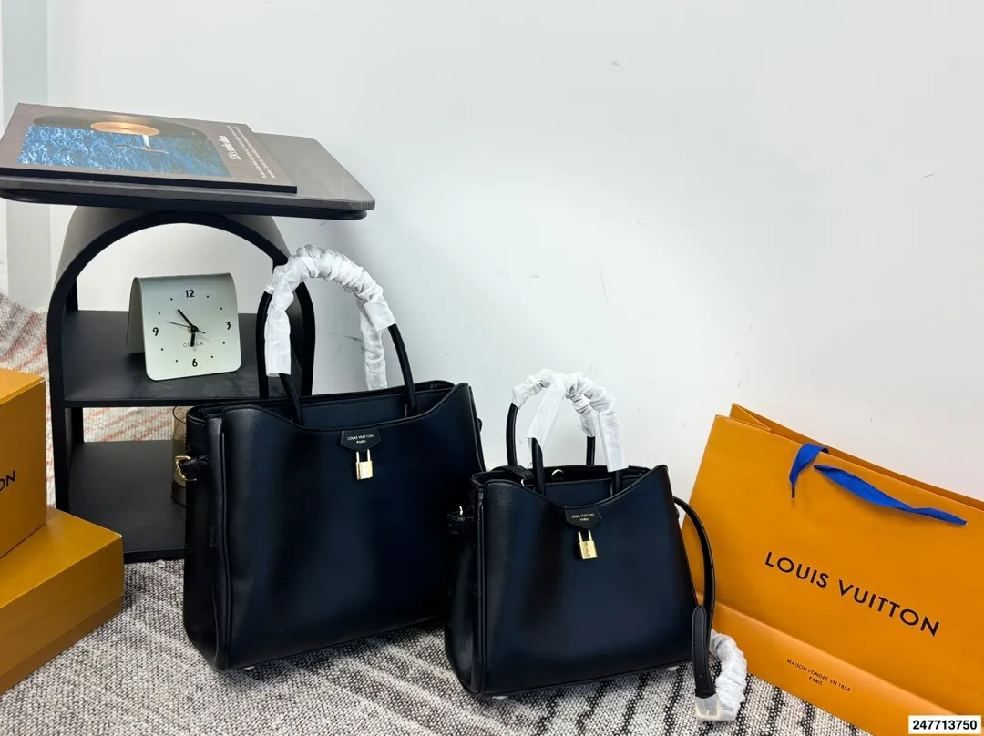 P190 新款LV托特包，这个包也巨美呀！我真的太喜欢这种风格了~ 超可爱一眼心动 包包容量很大 满足日常，都可以同时容纳的 ，万能百搭 不同风格都可以hold住 风衣搭配巨好看！ 【尺寸】大35.25 小30.20