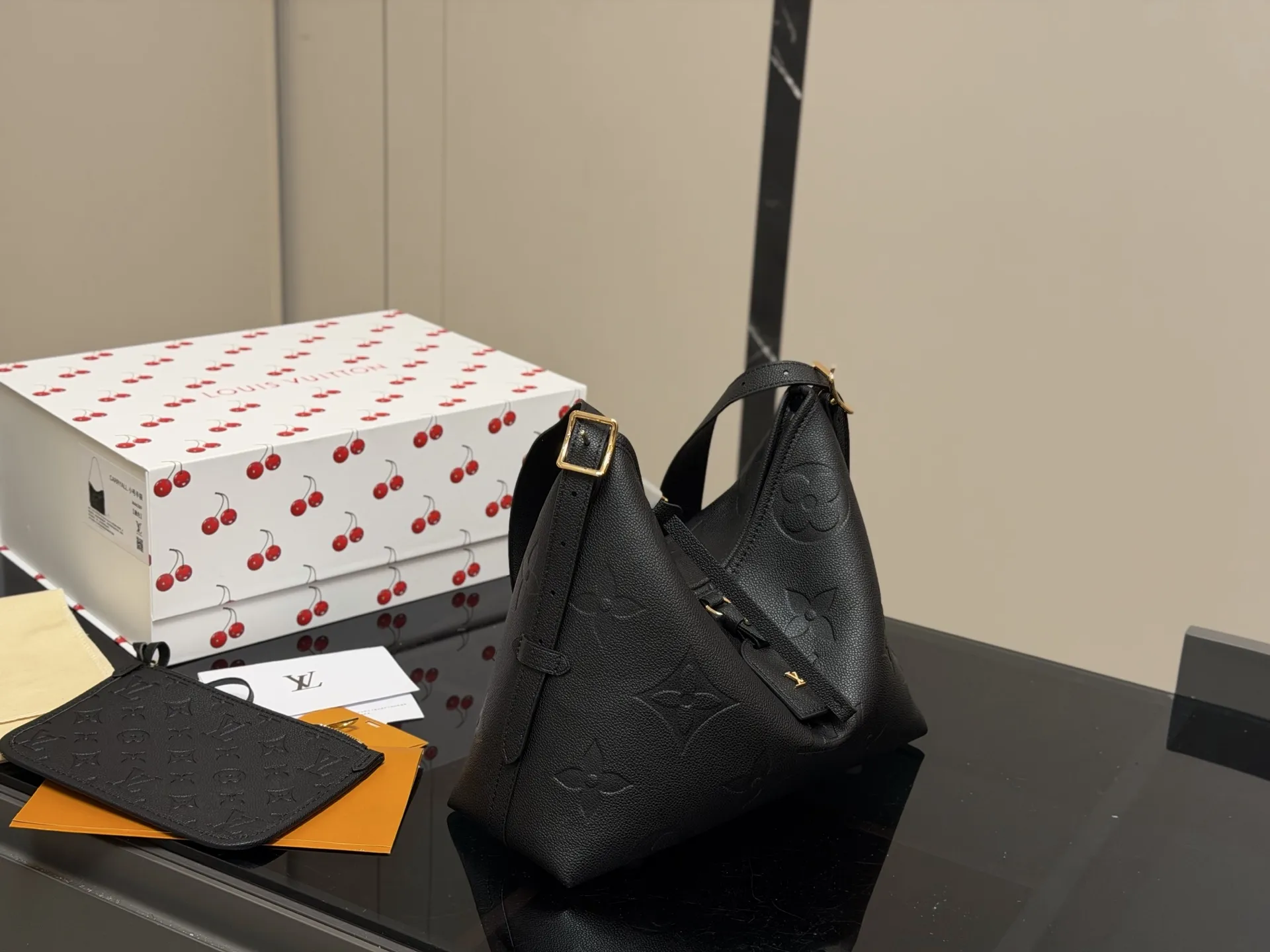 &yen;190 size：26.32cm Lv CarryAll 年度包王 带有蝴蝶结的腋下包喜欢吗， 内附一只收纳零钱包， 性价比颜值超在线了&hellip;！ 单肩斜挎完全没问题 怎么背都很好看！ 搜索🔍Lv 网红腋下包 配折叠盒