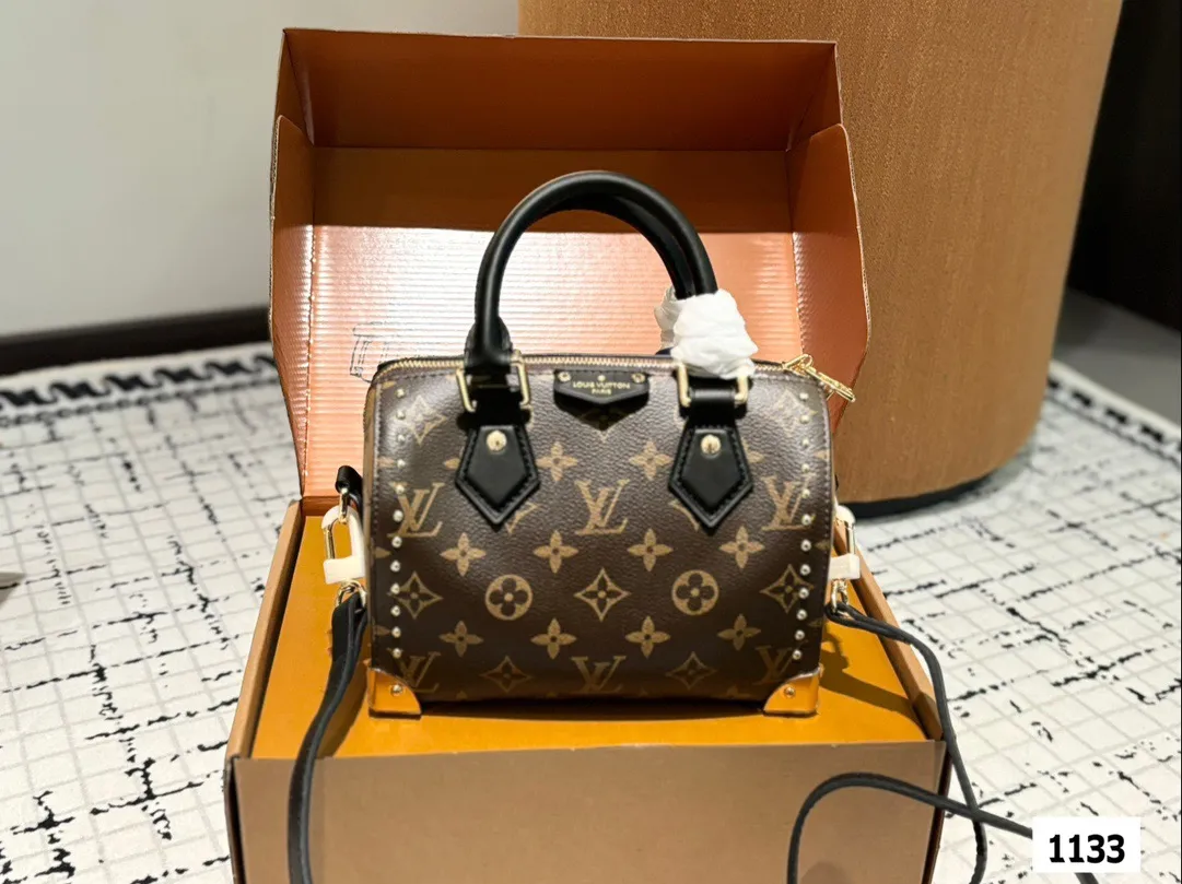 P200 全套包装 LV早春Cruise25 包包 走秀款铆钉款手提枕头包 LV这场在巴塞罗那举行的2025早春新款真的好美啊!!这一季的包包也好有收藏价值啊!尺寸20厘米#