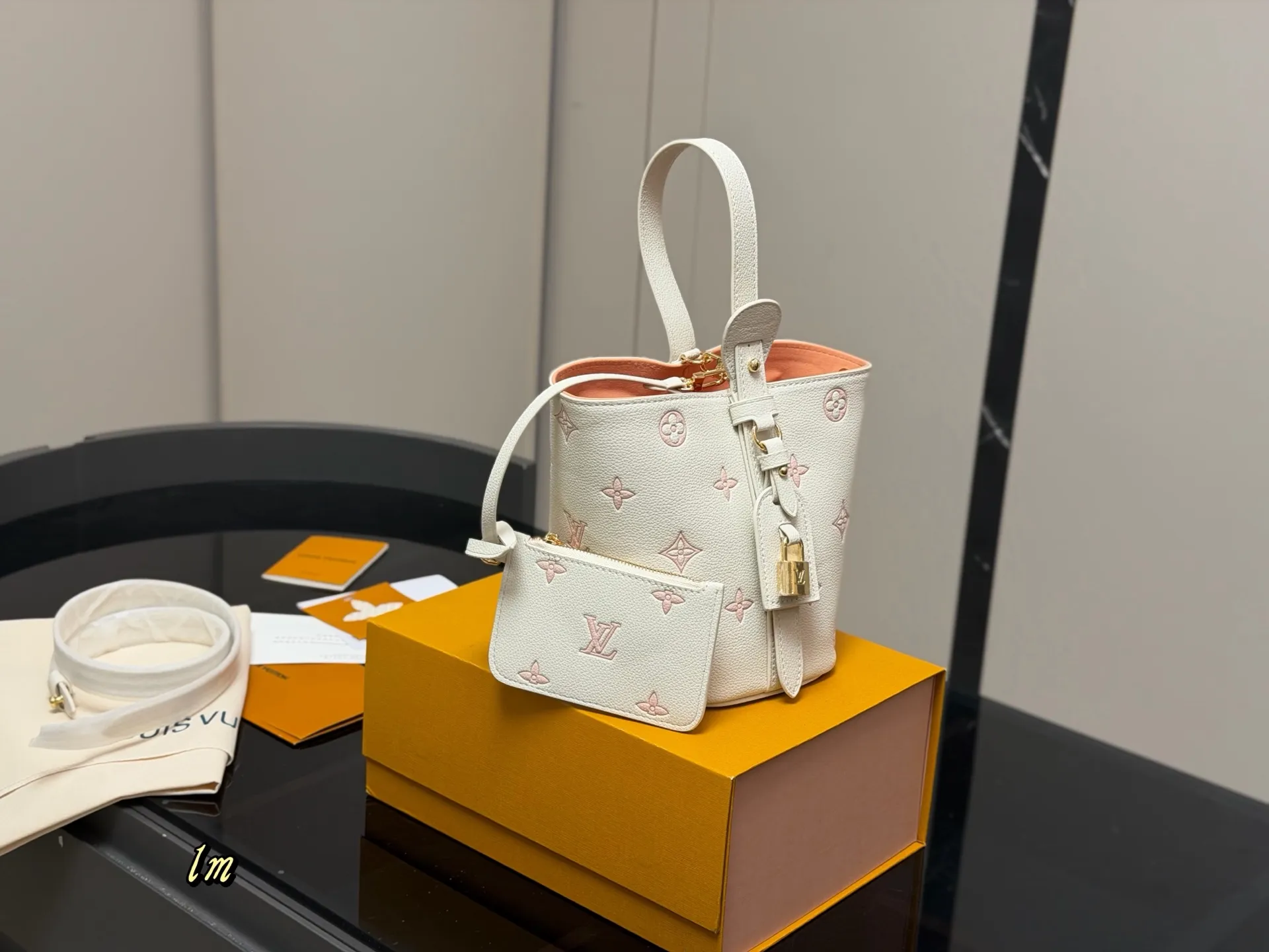 ¥180 配折叠盒 LV中古包又一位当红炸子鸡来咯!! 一只看似中古中矩却又有点标新立异的包。 水桶包 尺寸:18.17cm