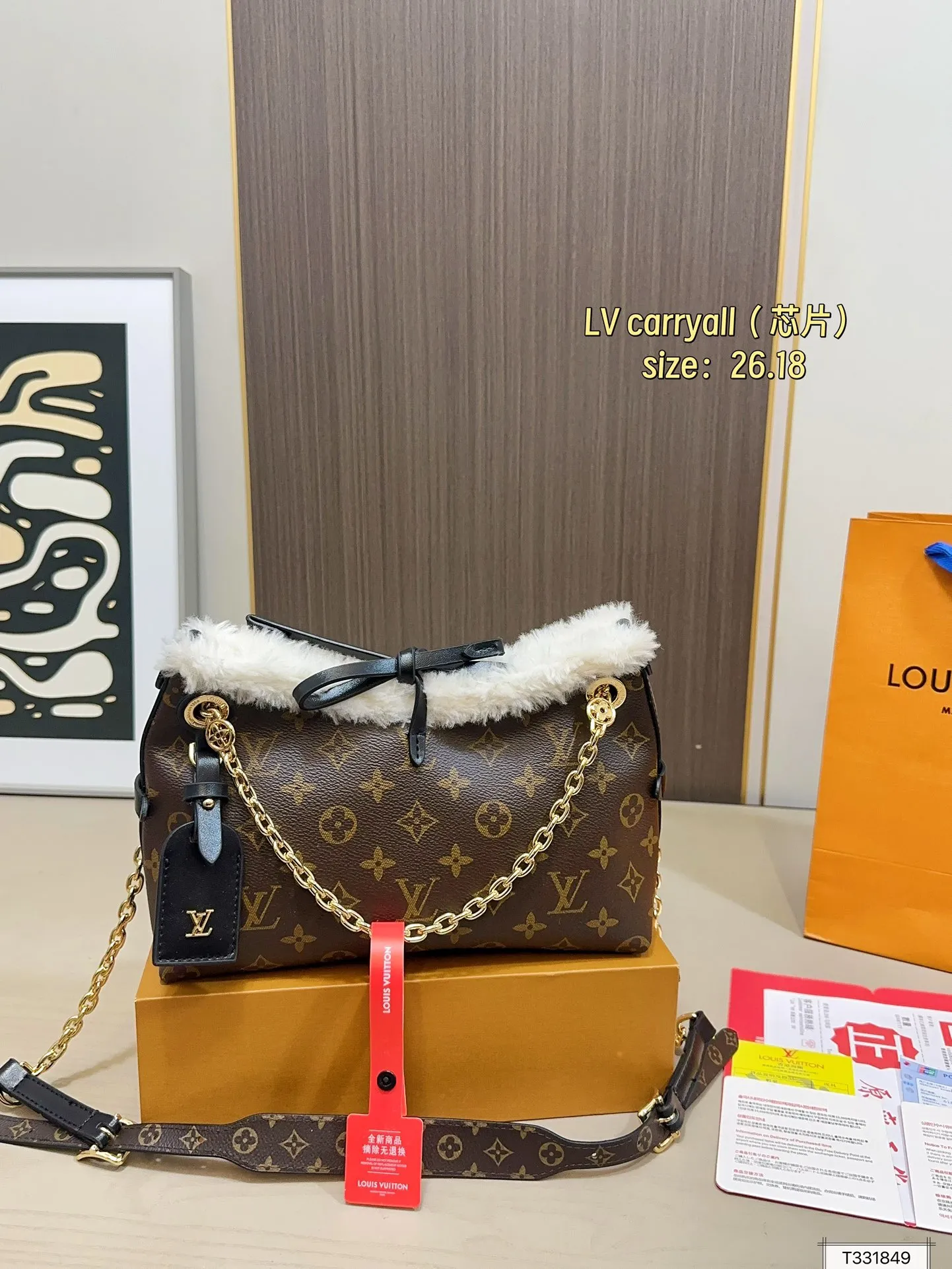 💰 165 礼盒包装 芯片 Lv carryall家族又添新成员 LV设计师有一种不管钱包死活的审美，新版carryall变可爱了，而且不喜欢大包的姐妹这个就没什么顾虑了，先预测一波~肯定会大火!!快来做第一批拥有的时髦精 尺寸：26.18