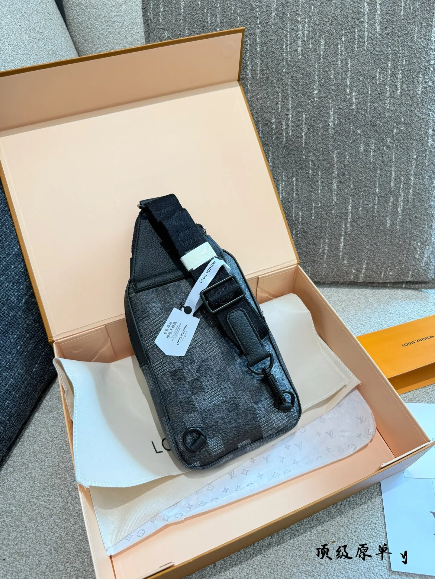 p190 全新登场 | LV DAMOFLAGE BLACK 男士系列 以城市迷彩为灵感 LV DAMOFLAGE BLACK 全新升级，硬朗风格与实用功能完美融合。 经典与现代并行，专为都市男性打造的出行与日常风格利器 无论是短途通勤还是长途旅行，兼具设计与耐用性。 轻便随身、极致收纳，满足你对风格与功能的双重要求。