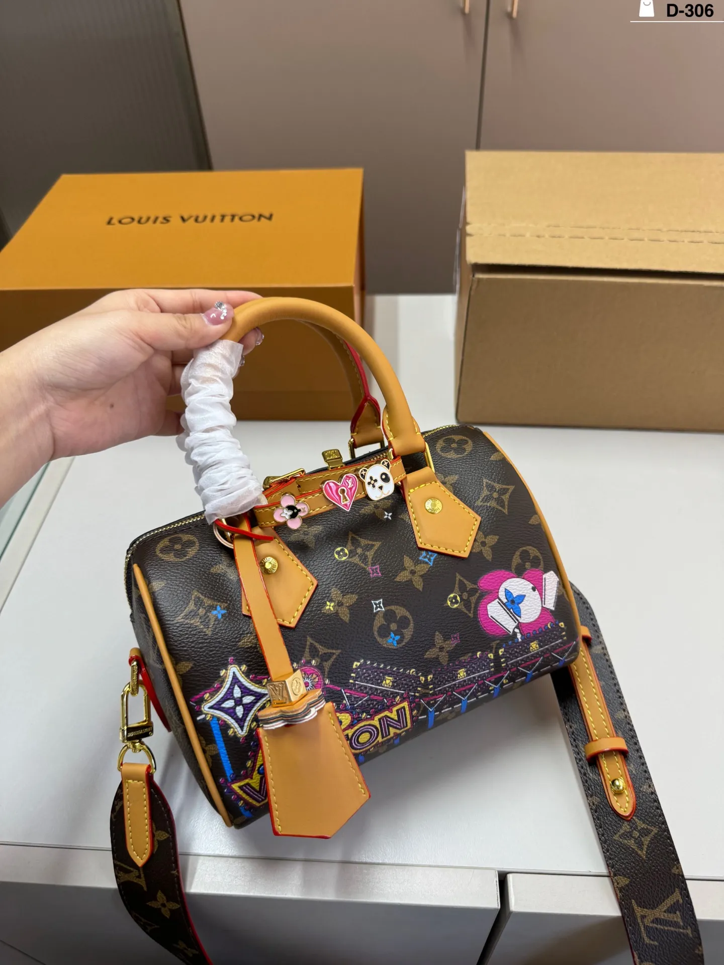💰p160 D-306尺寸28&times;14折叠盒飞机盒 LV NanoSpeedy 圣诞限定Nano Speedy， Vivienne卡通形象超可爱! 日常出街或节日氛围感满分尺寸小巧 是LV圣诞限定系列热门款，收藏or送礼都超合适