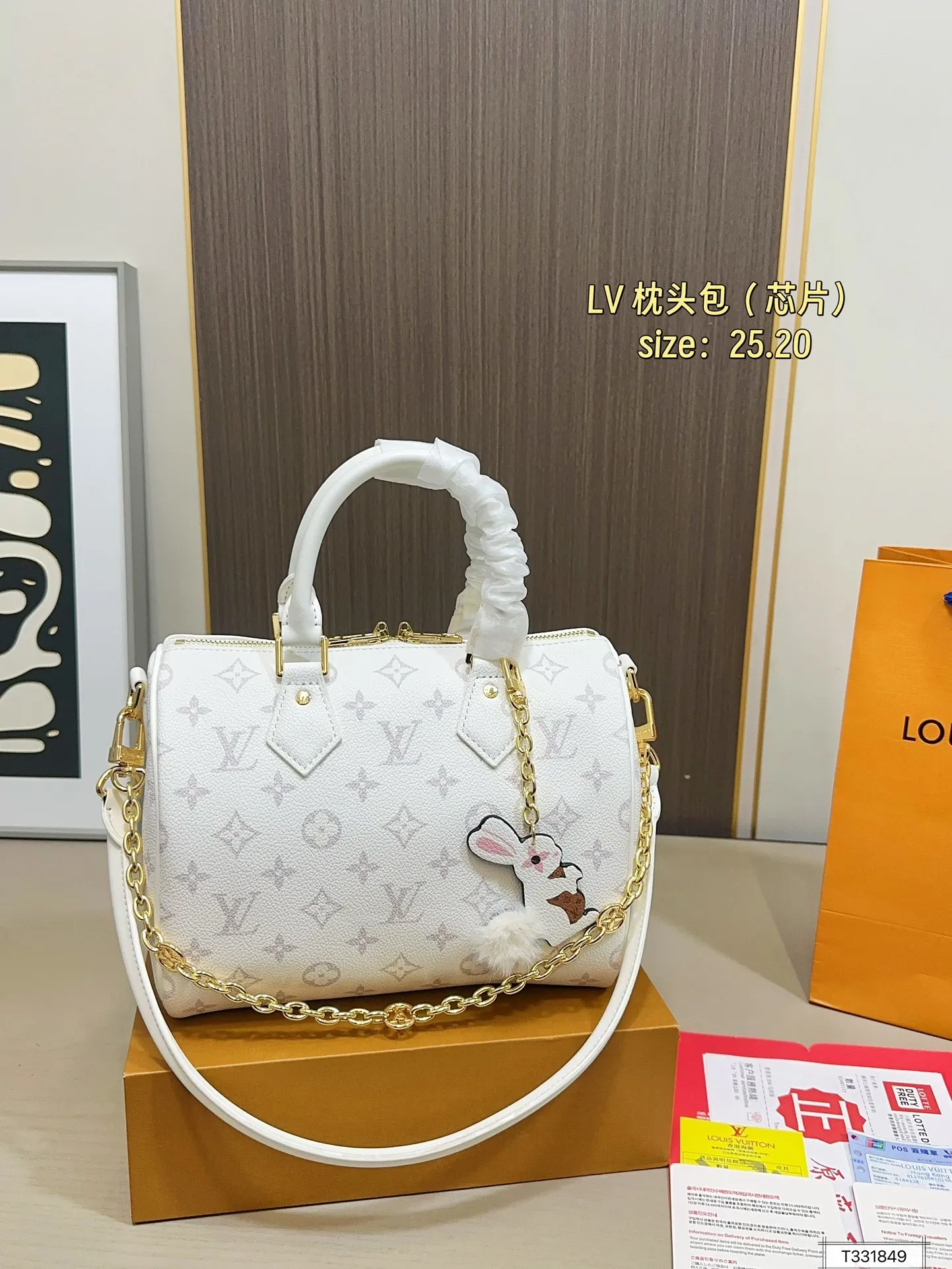 💰165 折叠盒 芯片 LV Speedy Soft 25枕头包 手袋以瞩目风姿成就旅途良伴。充裕构型内设拉链口袋，可妥善保管护照和其他重要物品。名牌诉说工致细节，Toron手柄再添新颖一笔 尺寸25.20