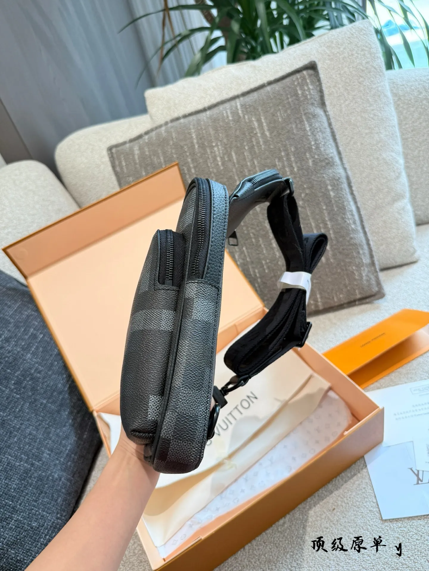 p190 全新登场 | LV DAMOFLAGE BLACK 男士系列 以城市迷彩为灵感 LV DAMOFLAGE BLACK 全新升级,硬朗风格与实用功能完美融合。 经典与现代并行,专为都市男性打造的出行与日常风格利器 无论是短途通勤还是长途旅行,兼具设计与耐用性。 轻便随身、极致收纳,满足你对风格与功能的双重要求。