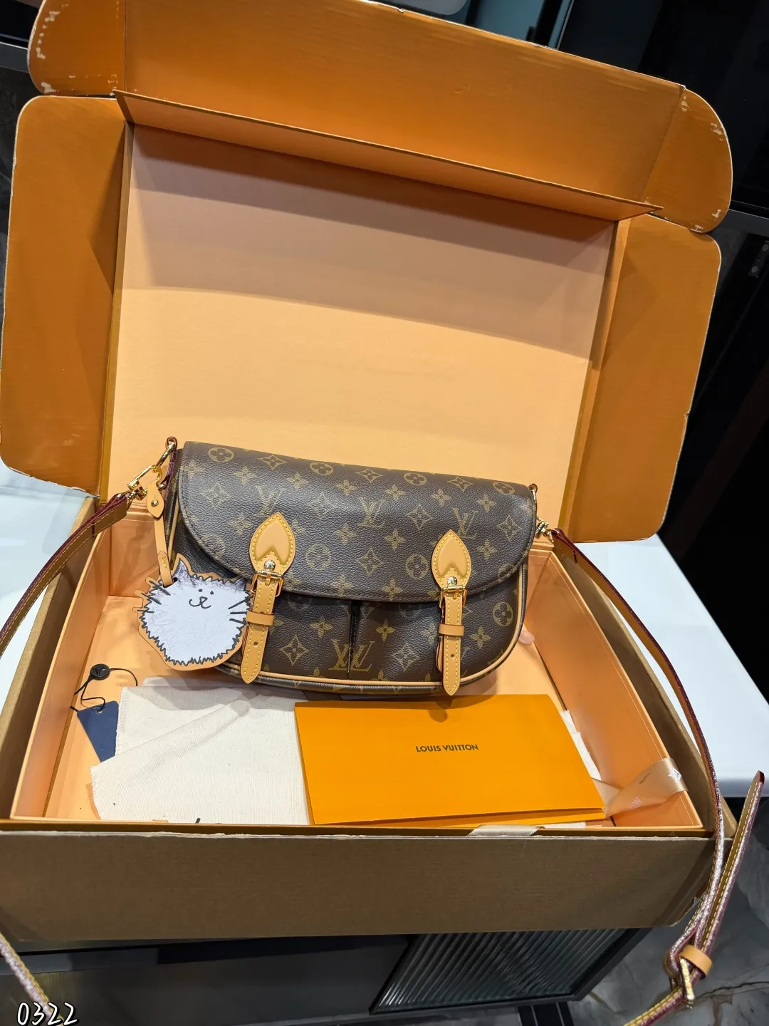 ❤️p190（礼盒包装）❤️ LV9月猫咪系列实物抢先看！！N年前的猫咪系列就很火今年LV再度和Grace合作，小部分实物露出~W与造型师Grace Coddington合作&ldquo;睡不醒的猫咪&rdquo;猫控不要错过尺寸：30 21cm