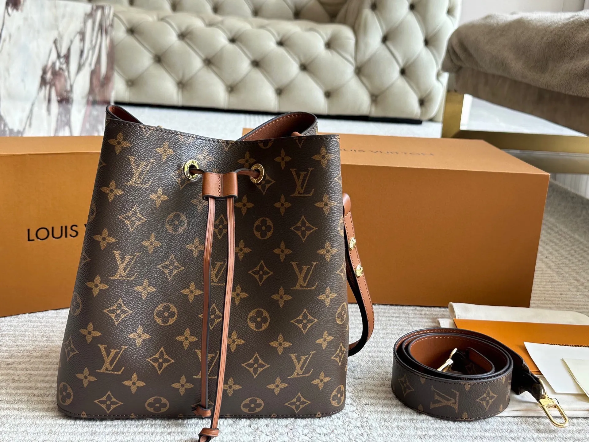 配宽肩带💰195 配盒 高品质 日常最推荐 L家 水桶包Noe水桶 此款水桶质感软 尺寸：26cm 斜挎/单肩更舒服 搜索🔍Lv 水桶包