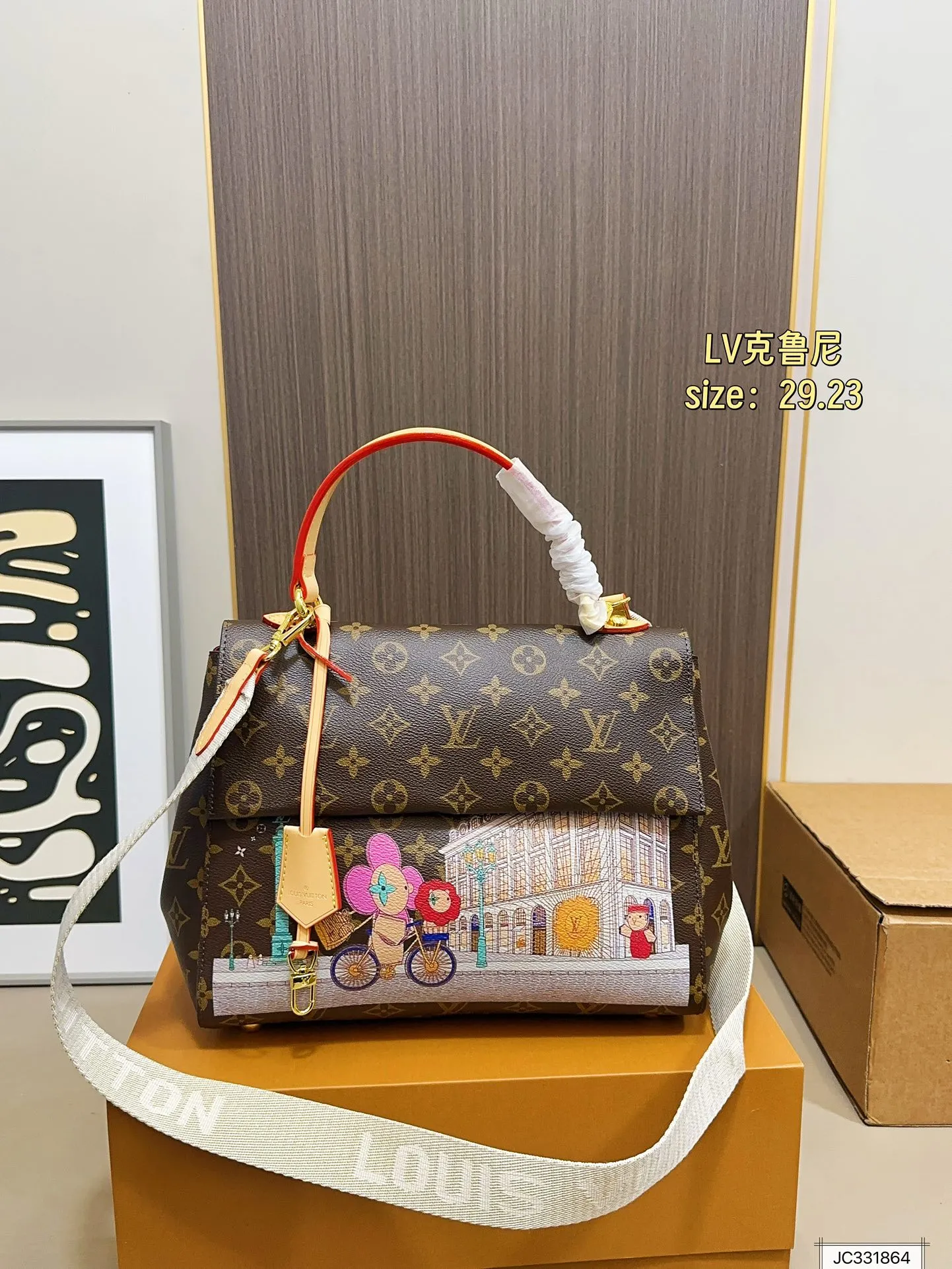 💰180 配飞机盒折叠盒Lv CLUNY 很经典耐看。其中就有它&mdash;-CLUNY。如果你想入手一款商务，正式的包包，那么克鲁尼就可以入手啦~从实用感上来说 cluny bb会使用频率高一些。尺寸：29 23