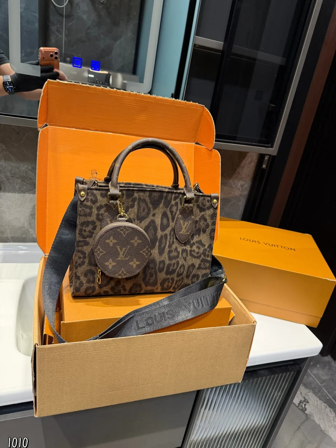 ❤️p160❤️ LV/路易威登 ONTHEGO系列 托特包新款刺绣款肩带丛林包 哇咔咔太喜欢了真是惊艳到我了、包包挺括很能装整体而言 非常实用又耐造 尺寸： 25*11*19cm