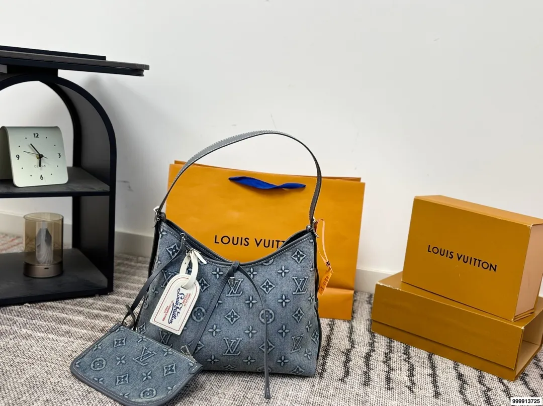 p195 配礼盒 牛仔Carryall Lv新款，可斜挎、单肩。容量保证，敞口磁铁吸内扣取放平板小电脑非常方便，设计比neverfull小巧、肩带够宽不那么勒;比graceful俏皮，上身完全;是驴家通勤包款颜值担当@ 尺寸30 25