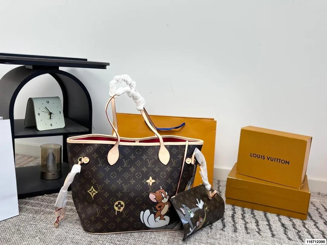 P150（无盒） size：33&times;29 LV路易威登联名neverfull购物袋🛍️ 包身彩绘超级酷 实在是太爱了 经典包款，简约却不失时尚～ 一包多用，内里容量足💯 时尚大气，万年街拍神器‼️