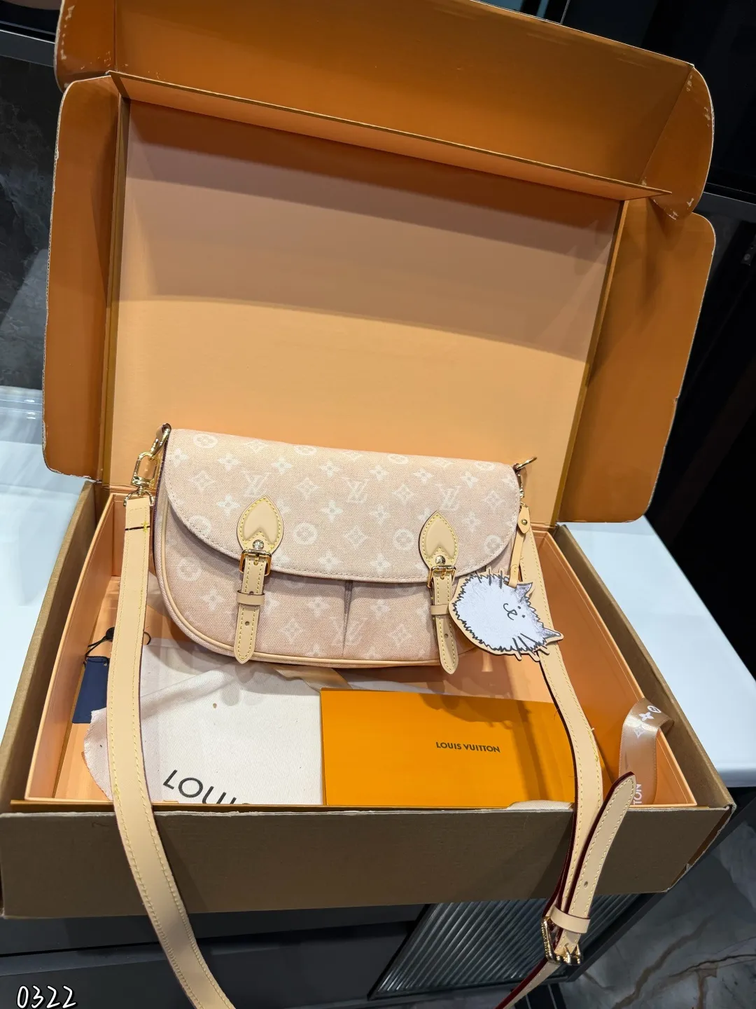 ❤️p190(礼盒包装)❤️ LV9月猫咪系列实物抢先看!!N年前的猫咪系列就很火今年LV再度和Grace合作,小部分实物露出~W与造型师Grace Coddington合作“睡不醒的猫咪”猫控不要错过尺寸:30 21cm