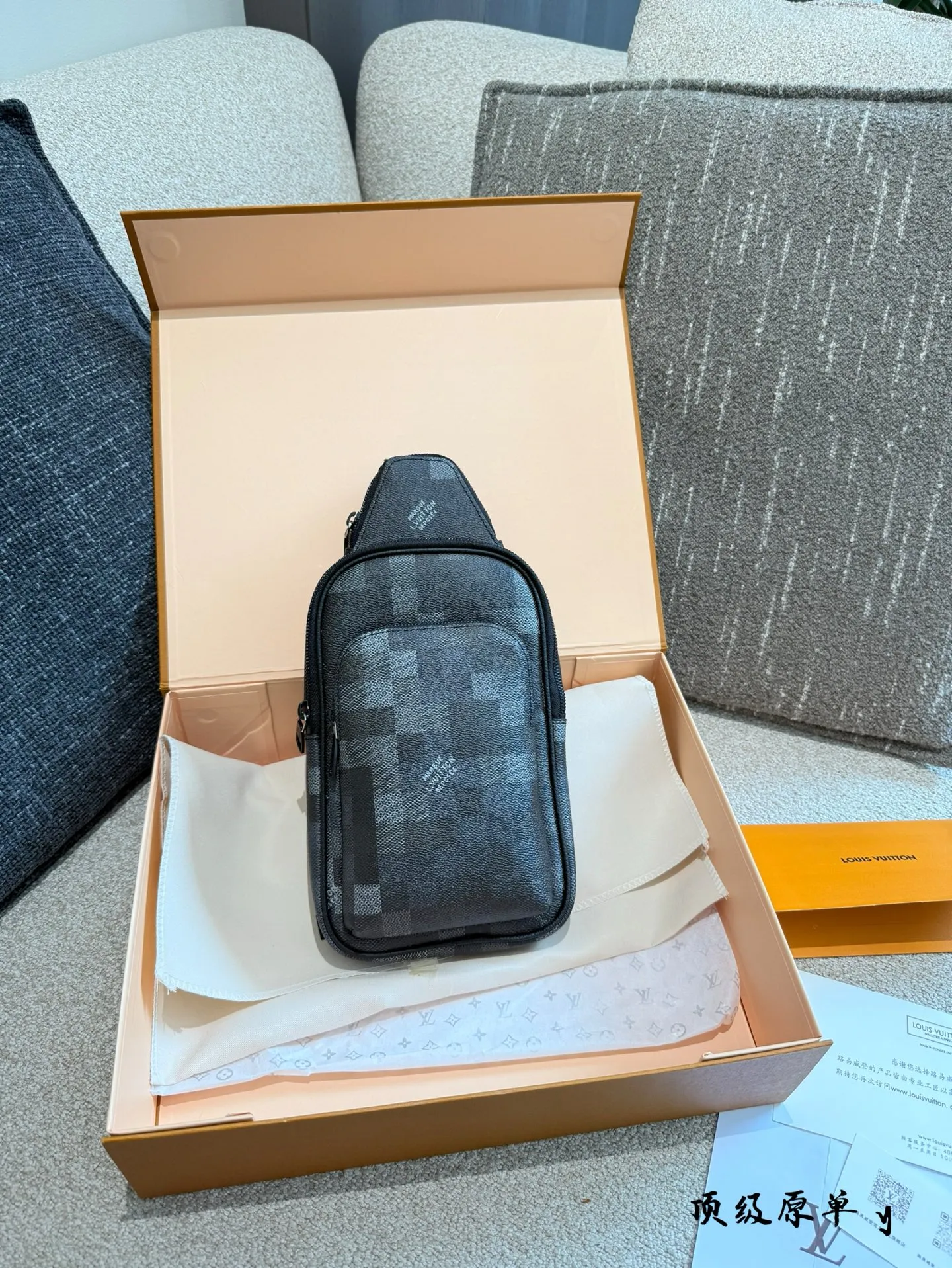 p190 全新登场 | LV DAMOFLAGE BLACK 男士系列 以城市迷彩为灵感 LV DAMOFLAGE BLACK 全新升级，硬朗风格与实用功能完美融合。 经典与现代并行，专为都市男性打造的出行与日常风格利器 无论是短途通勤还是长途旅行，兼具设计与耐用性。 轻便随身、极致收纳，满足你对风格与功能的双重要求。