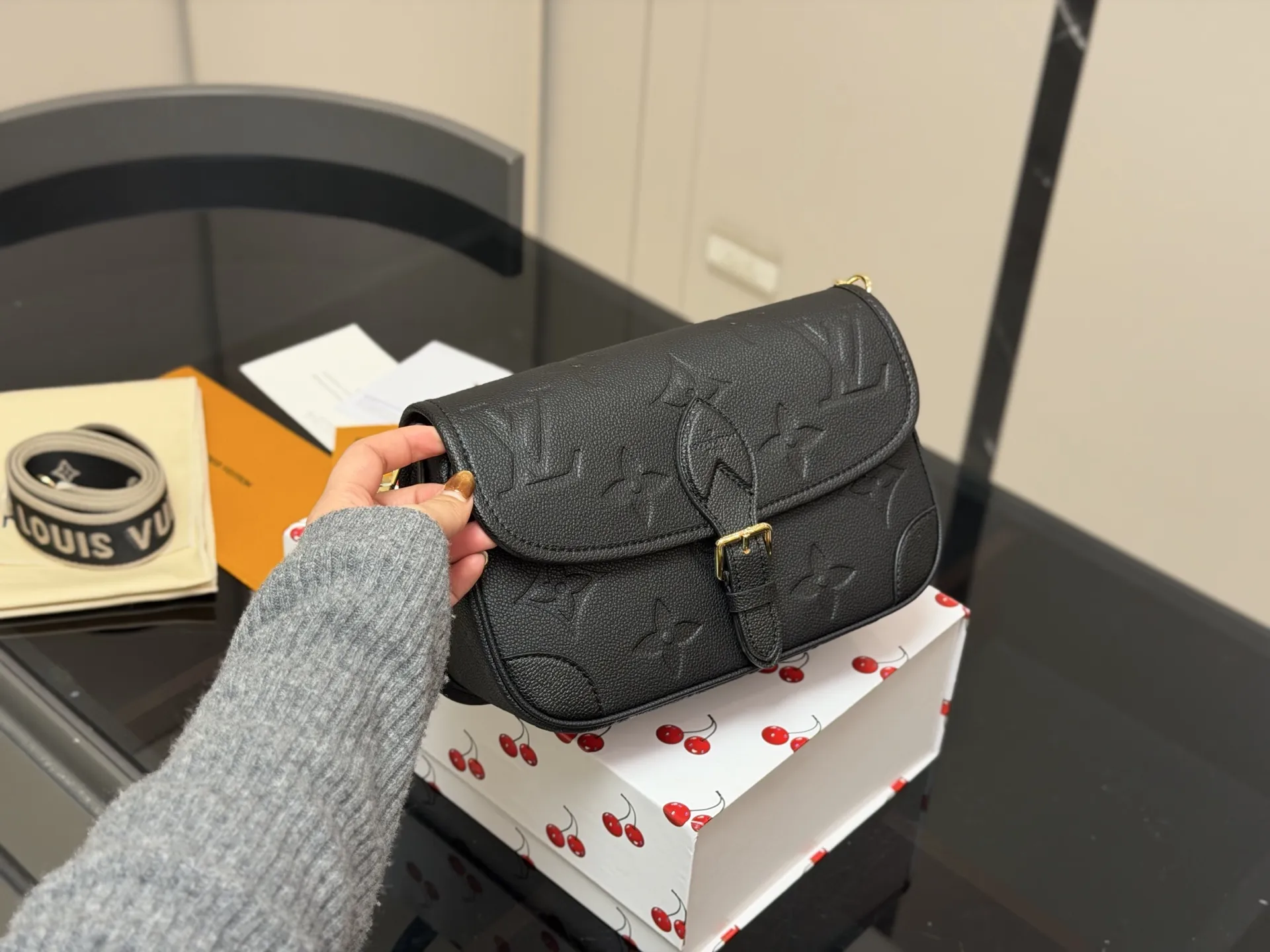 ¥190 配折叠盒 !Lv法棍包穿搭也太好看了吧 双肩带的配置复古的气质 带着时尚感搭配起来 毫不违和并且肩带可以分开使用四舍五入等于两个包包hhh并且这款融合了| 尺寸:25.16cm