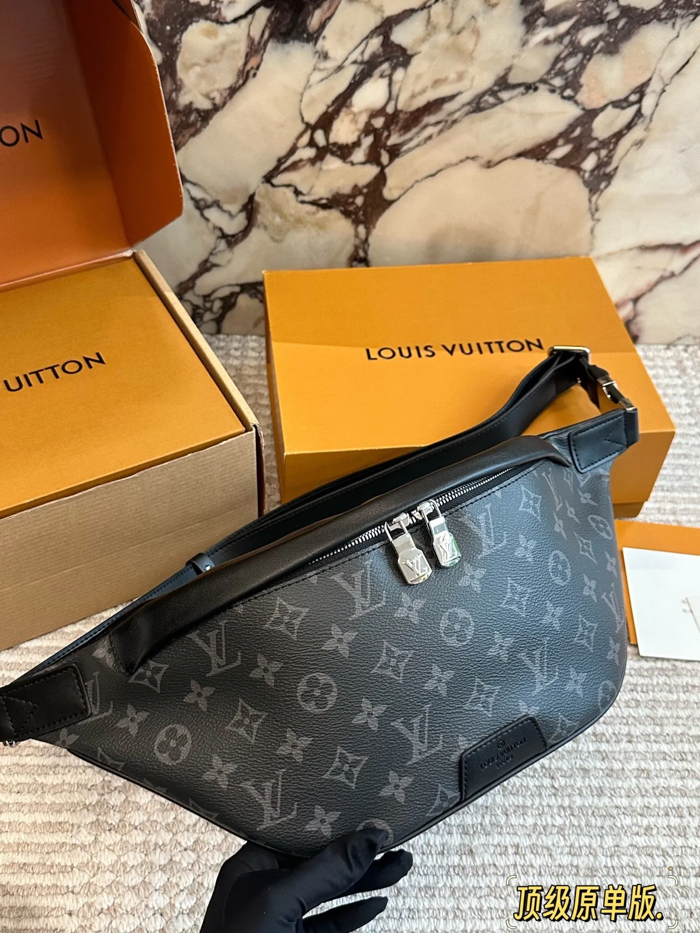 p175 原版牛皮 Lv胸包送男朋友专属酷酷酷! 此款Discovery腰包由Monogram Eclipse帆布制成,兼具休闲时尚气质与现代功能性。造型符合人体工学原理，并配有可调节的包带，既可环于腰间，也可肩背或随性地挂在胸前。正面和背面配有拉链口袋，方便存取 手机、卡片和钥匙。47.0 x 20.0 x 9.0 cm