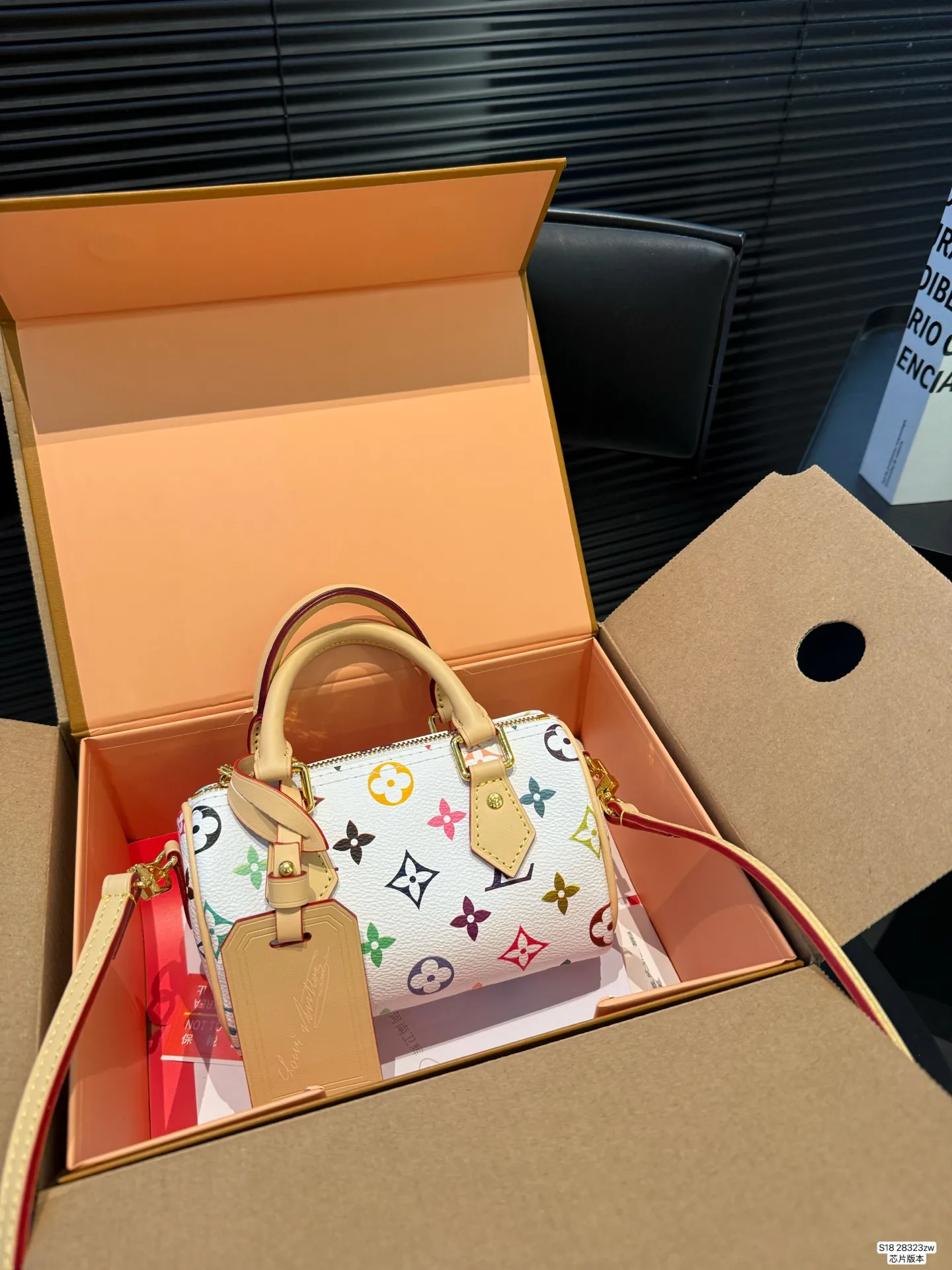 P140 配飞机盒折叠盒 芯片版本 Lv新款枕头包 出货啦 手提单肩斜挎款式 宝宝们抓紧来订哈 版型经典不过时 一直深受洋气美妞们喜欢！尺寸：16 10 货号28323