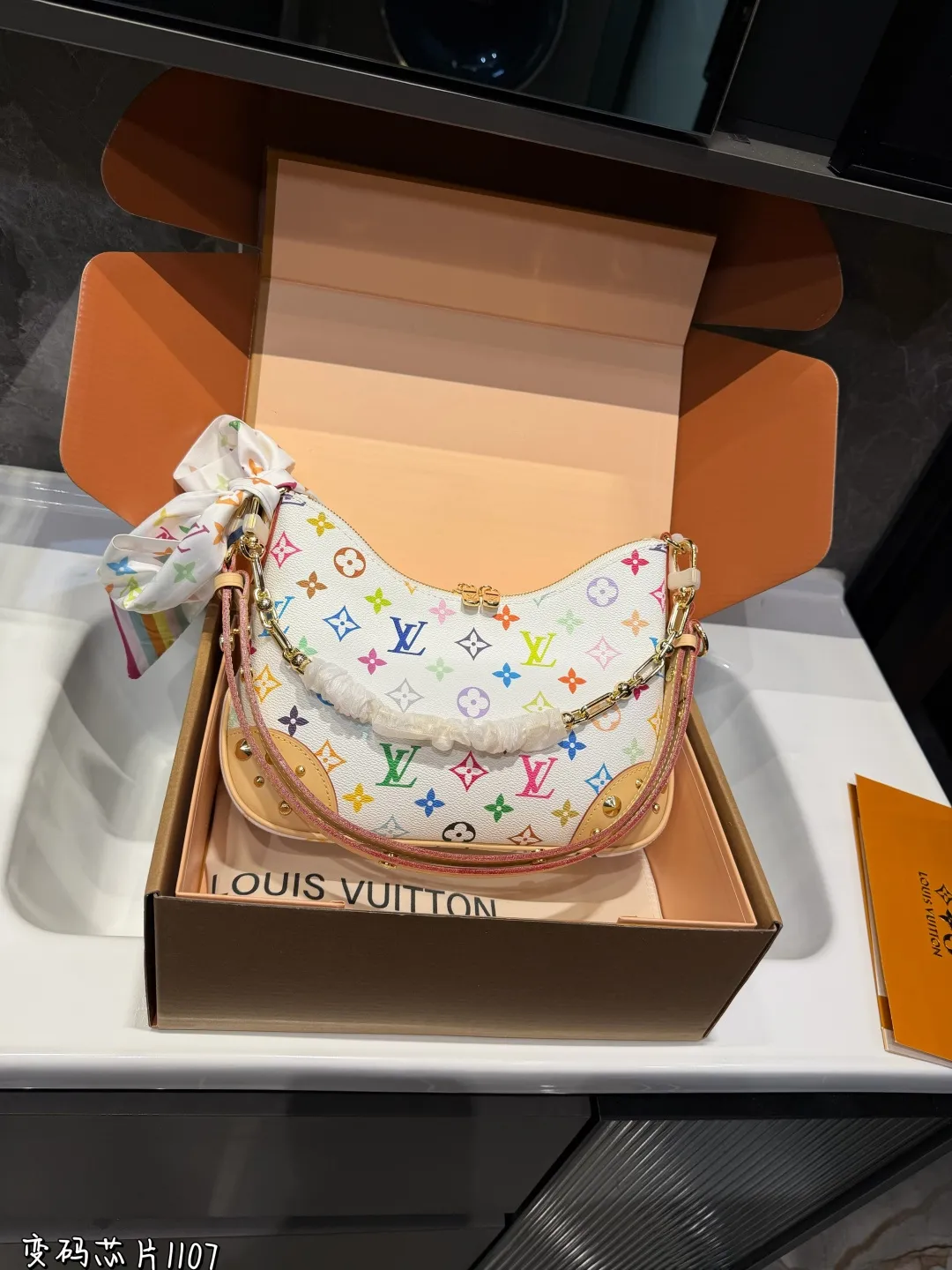 ❤️p185（折叠飞机礼盒）❤️ Lv牛角包 单肩斜挎中古 vintage包包v老花村上隆限定薇薇安女包LV老花限定！ 超美！好多网红潮人都在背 单肩斜挎背这款包看着简单，搭配起来特别有范！被外观真的迷倒尺寸：26*9*15cm
