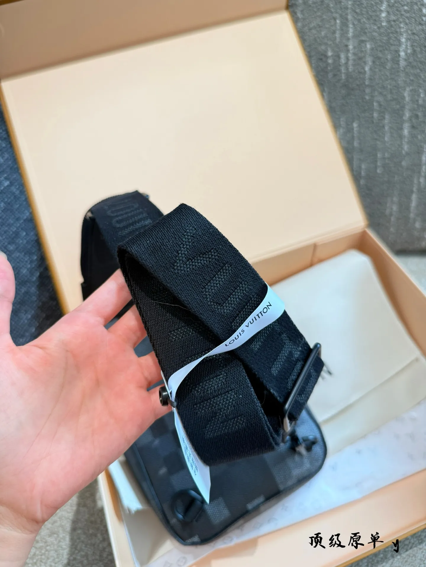 p190 全新登场 | LV DAMOFLAGE BLACK 男士系列 以城市迷彩为灵感 LV DAMOFLAGE BLACK 全新升级,硬朗风格与实用功能完美融合。 经典与现代并行,专为都市男性打造的出行与日常风格利器 无论是短途通勤还是长途旅行,兼具设计与耐用性。 轻便随身、极致收纳,满足你对风格与功能的双重要求。