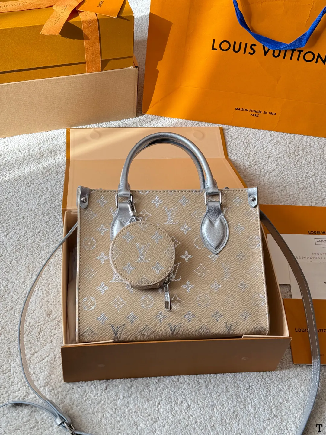 牛皮版本 p150 LV Onthego 丛林包 折叠礼盒 原单品质 Lv A/B面喷绘 onthego妈咪袋 性价比之王这是一款超赞的包型,灵感来自于恶搞Lv的街头品牌,曾经的曾经,Louis Vll litton永远不会走下神坛,1:1品质 非常值得入的一季,超大购物袋,不容易变形 而且大Logo的设计超级好看。除了手拎以外,还非常贴心的加了中长的肩挎的肩带,可以说是非常赞了,对花品质 秒杀市场一切低端货 上身真的很有气质!尺寸25cm