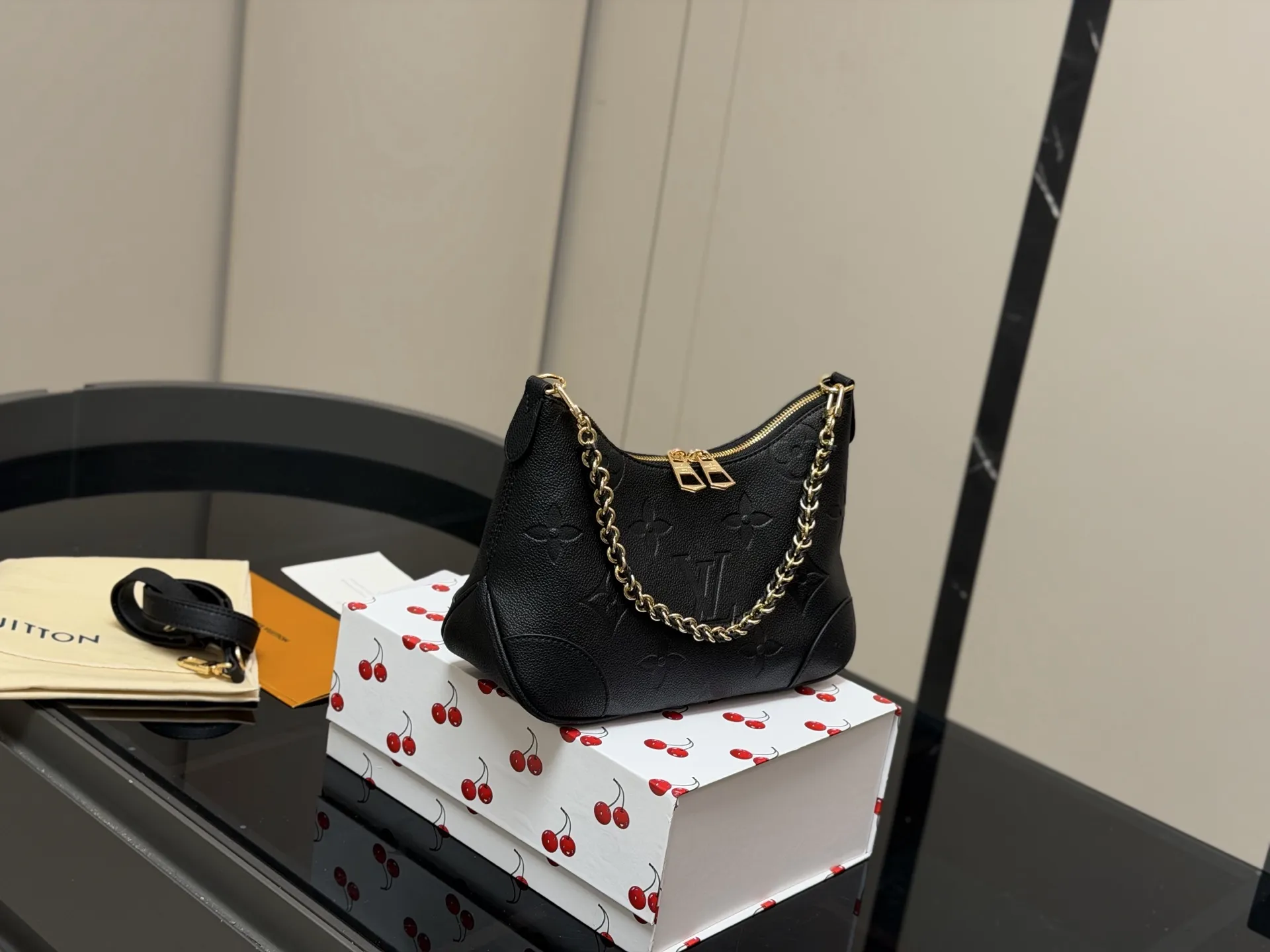 &yen;170 配折叠盒 size：29*16cm Lv 最新款牛角包 原版五金！ 定制版直接采用小牛皮 Vintage 经典单肩包 配置肩带➕链条 单肩斜挎都无敌好看百搭！