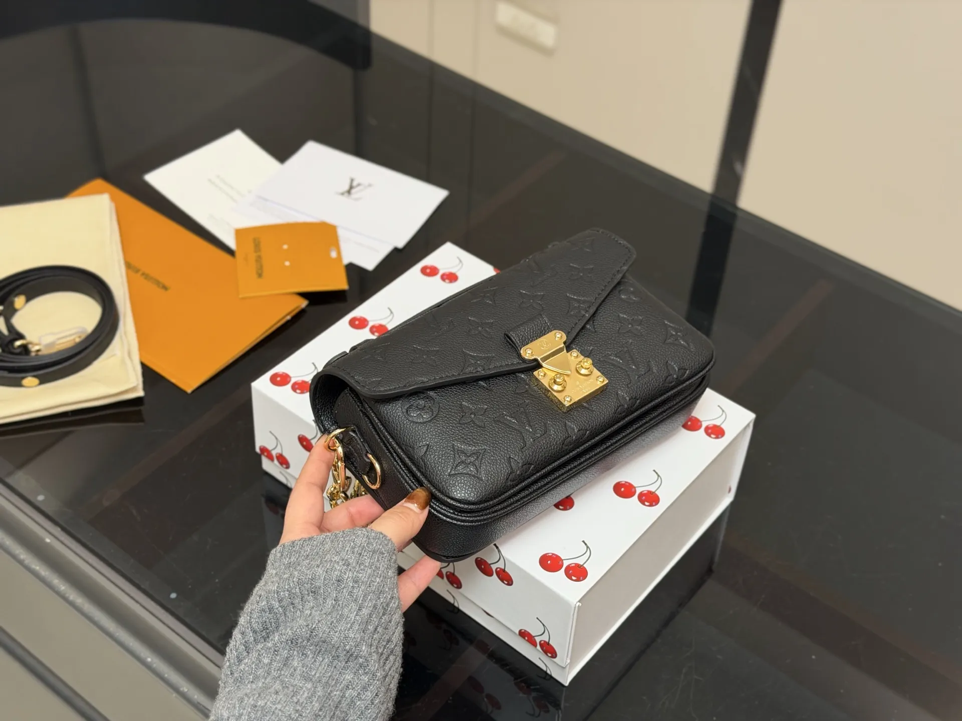 &yen;200 配折叠盒 最新尺寸 :21&times;6&times;13cm Lv高品质 ‼️性价比超高 ‼️ 一定要好好看细节看五金看材质 新款邮差小号 East west 〰️ 配置链条和皮肩带⚠️