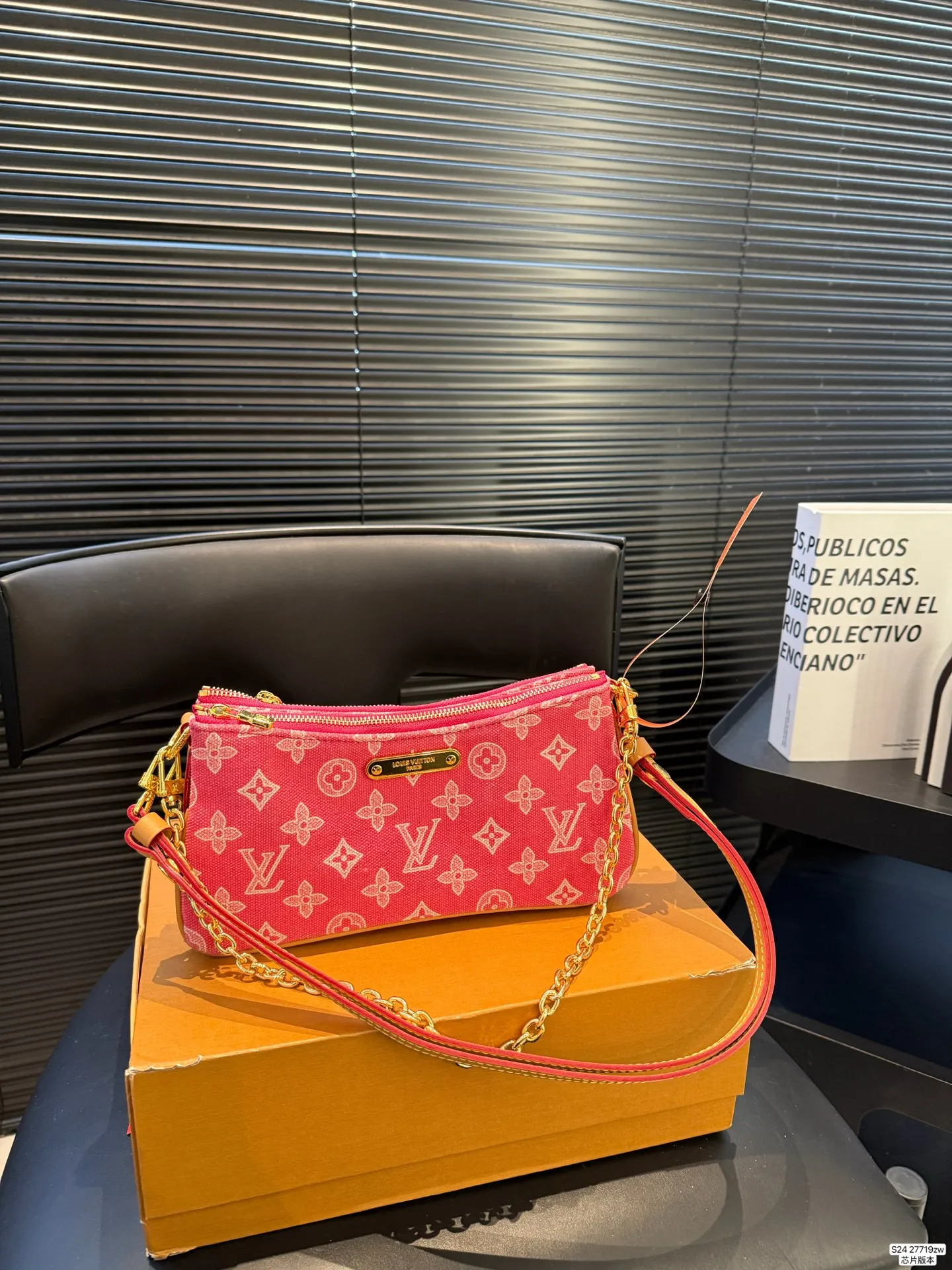 P170 配飞机盒折叠盒 芯片版本 新款的包包造型太可爱了双层设计 两个拉链可以打开放不同的物品 有链条有皮肩带能单肩当腋下包也能能斜挎 造型很别致有点可爱 尺寸24 10 货号27719