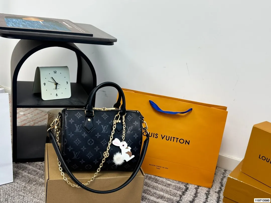 p170 折叠礼盒 芯片版 LV Speedy Soft 25枕头包 手袋以瞩目风姿成就旅途良伴。充裕构型内设拉链口袋,可妥善保管护照和其他重要物品。名牌诉说工致细节,Toron手柄再添新颖一笔 尺寸25.20