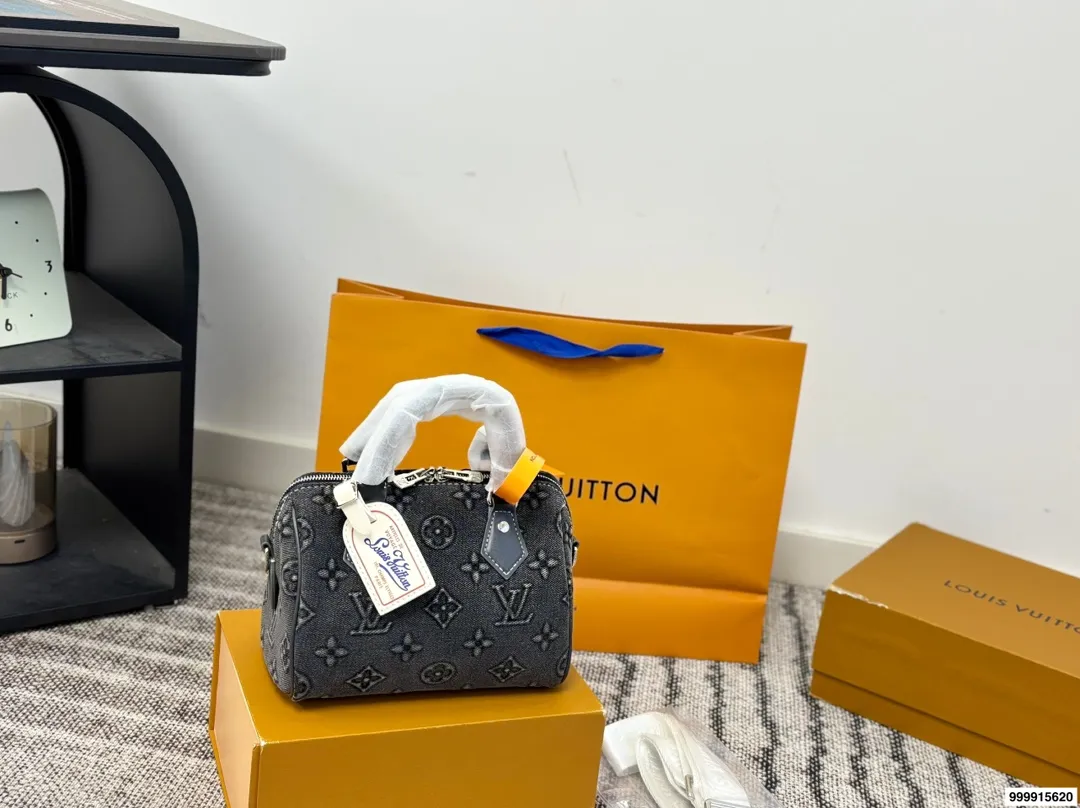 p180 配礼盒 LV丹宁牛仔系列枕头包 经典系列 时尚百搭 颜值高 日常出街首选 尺寸19×15