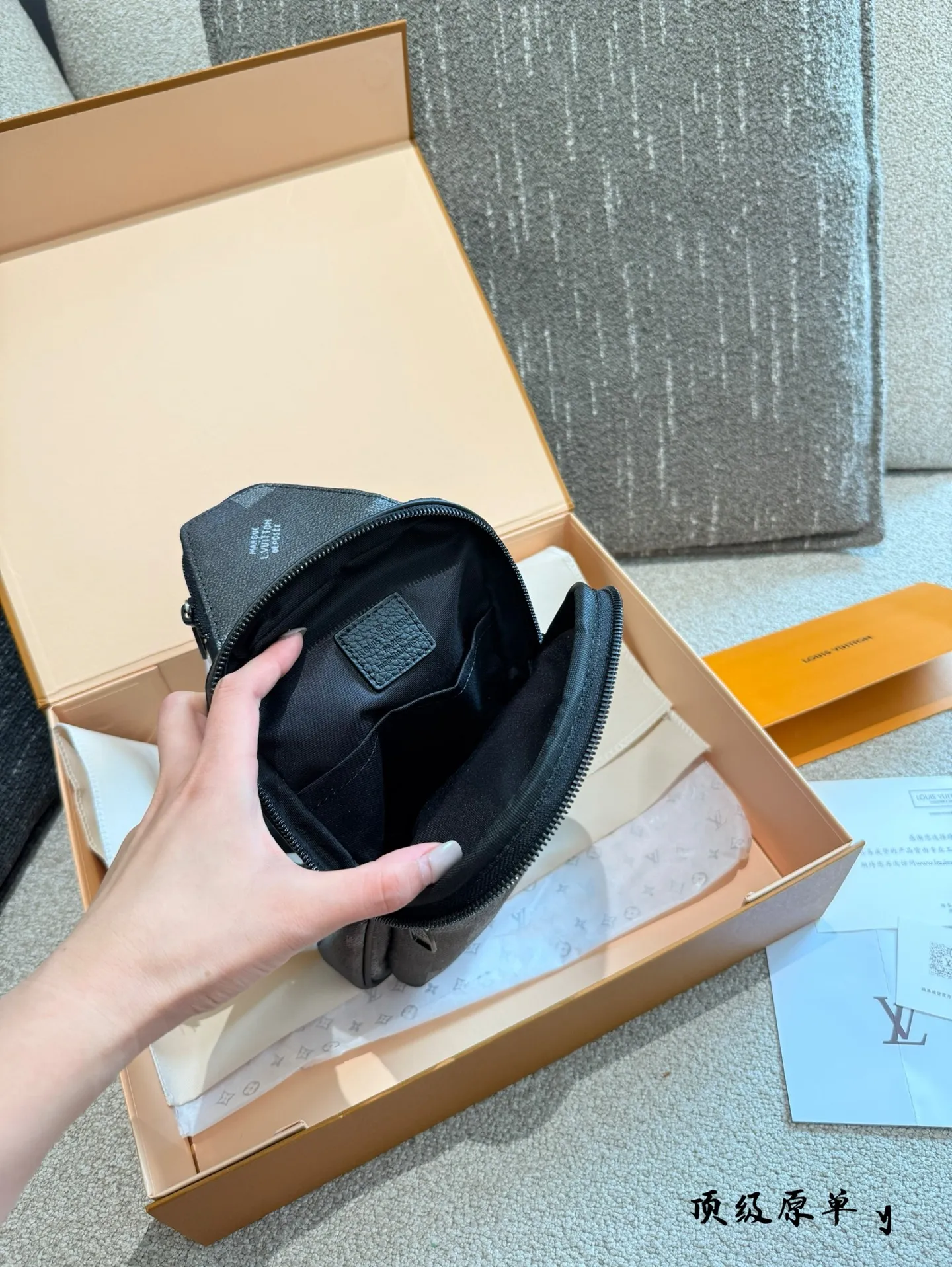 p190 全新登场 | LV DAMOFLAGE BLACK 男士系列 以城市迷彩为灵感 LV DAMOFLAGE BLACK 全新升级,硬朗风格与实用功能完美融合。 经典与现代并行,专为都市男性打造的出行与日常风格利器 无论是短途通勤还是长途旅行,兼具设计与耐用性。 轻便随身、极致收纳,满足你对风格与功能的双重要求。