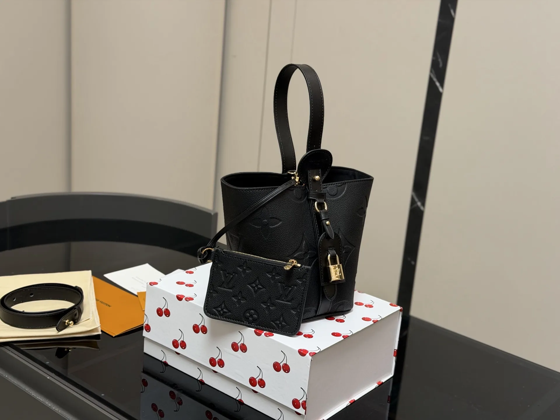 ¥185 配折叠盒 LV中古包又一位当红炸子鸡来咯!! 一只看似中古中矩却又有点标新立异的包。 水桶包 尺寸:18.17cm