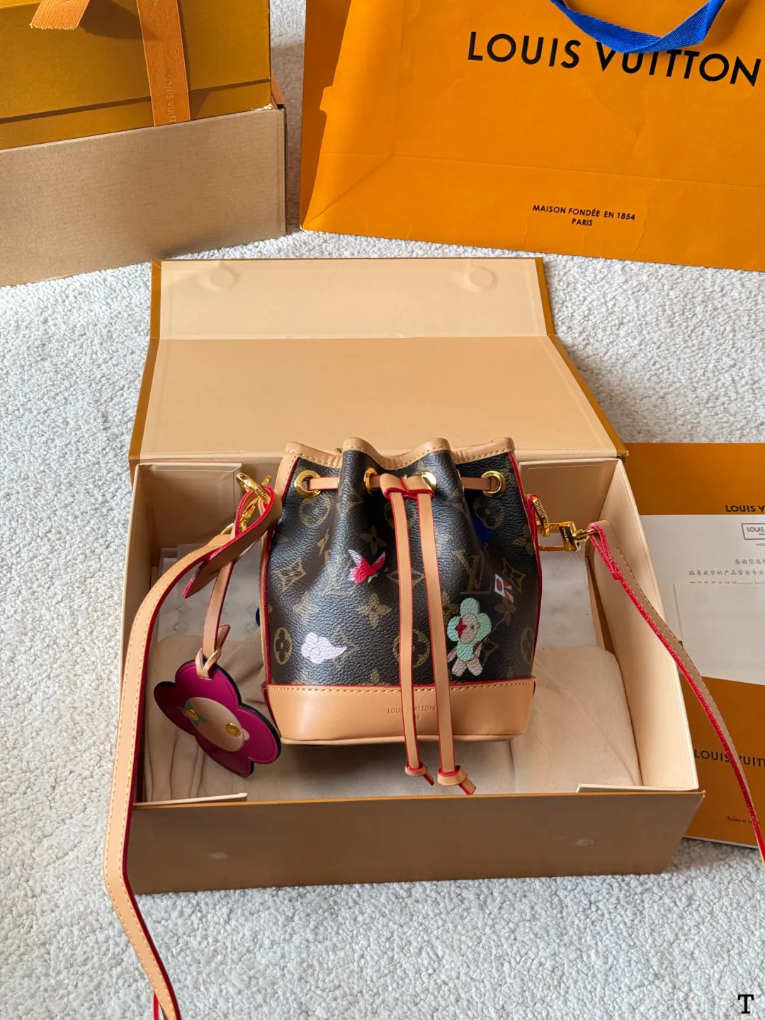 牛皮版本 p120 Lv Mini 小水桶 限定款 折叠礼盒 全方位对花 手柄的设计 比nano容量大比bb更小巧喜 欢不要错过 彩色超细纤维粘合内村,金色金属饰件,束绳闭合尺寸:15 18cm