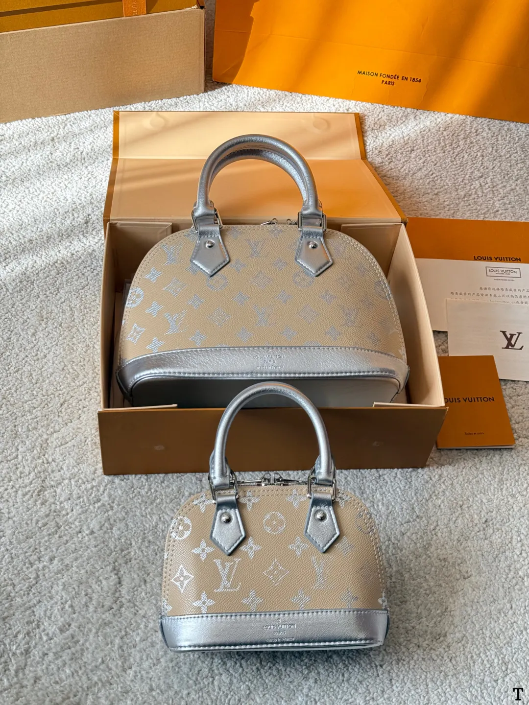 牛皮版本 p150/125 Lv 路易威登 |alma bb印花牛皮贝壳包 原版高品质 包包这款Retiro 手袋以标志性的老花面料制成 经典永恒。优雅低调的外形设计和宽敞的包身更加入了实用性。使用说明:-变色牛皮饰边,闪亮的纯钢金色五金配件- 可调节肩带,配有树糕皮的肩垫,拉链闭合。- 超细纤维内衬 尺寸 24 18cm 16 12cm