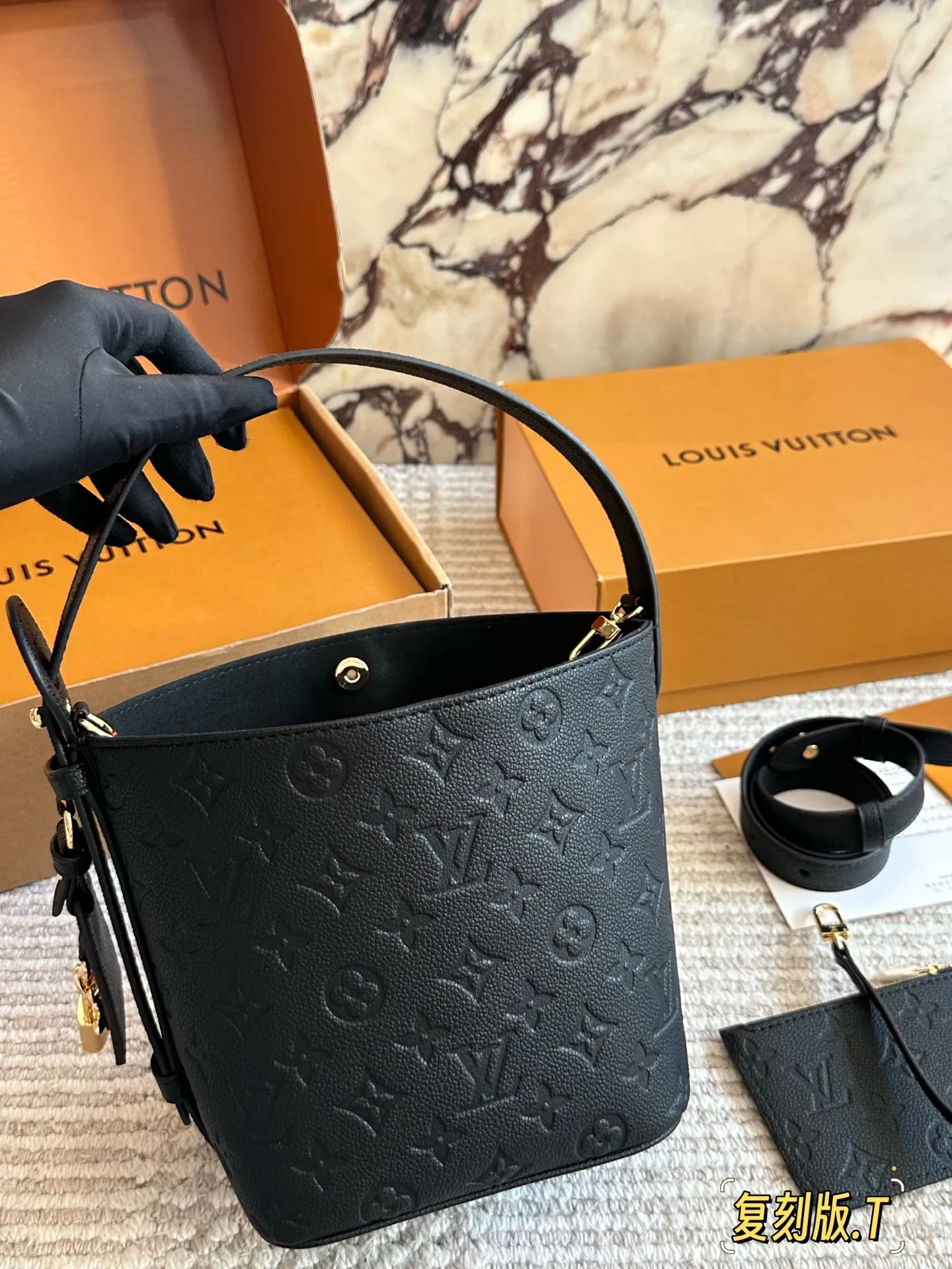 💰210 配盒 size:18*16cm ALL IN BB重磅来袭新色| 这谁看了不迷糊呀! 没想到越看越喜欢 有两幅面孔 L家 AII IN BB25ss 水桶包